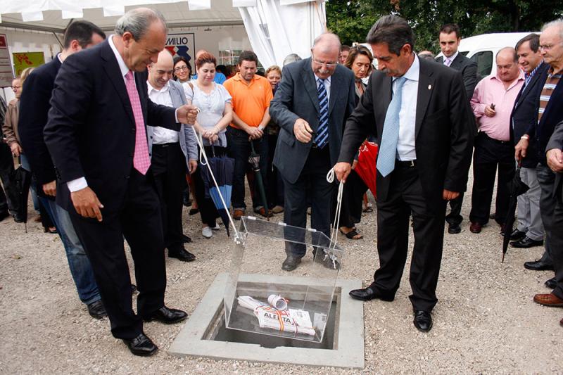 Revilla y L?pez Marcano colocan la primera piedra del polideportivo