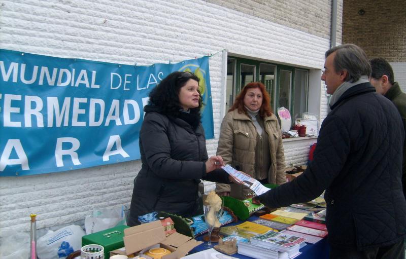 Garc?a Carmona y P?rez Noriega en el Mercadillo Solidario