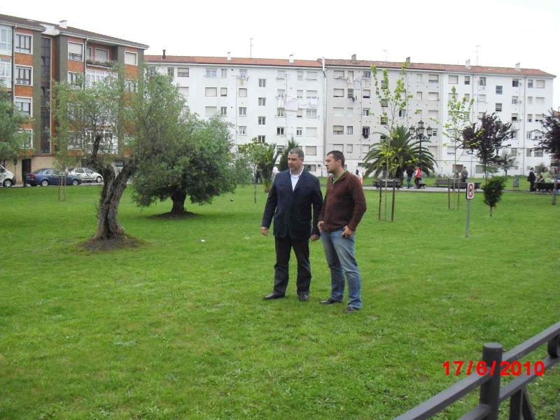 Atonio P?rez y C?sar Palacio examinan el Parque de la Viejas donde el PRC propuso una Pista Deportiva Multiusos