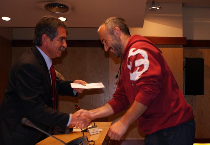 Revilla entrega el premio al ganador del concurso