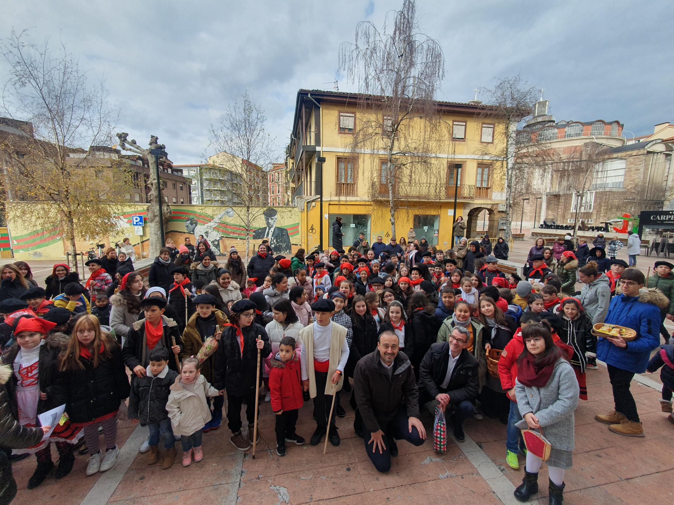 Los escolares del colegio Menéndez Pelayo cantan las Marzas