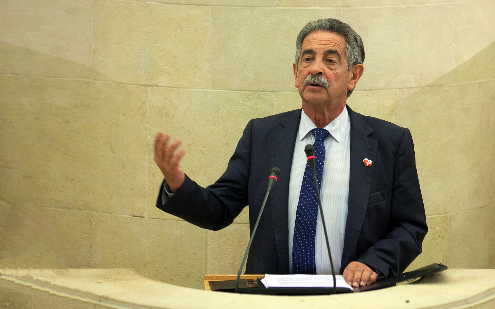 Miguel Ángel Revilla durante una sesión plenaria en el Parlamento de Cantabria.