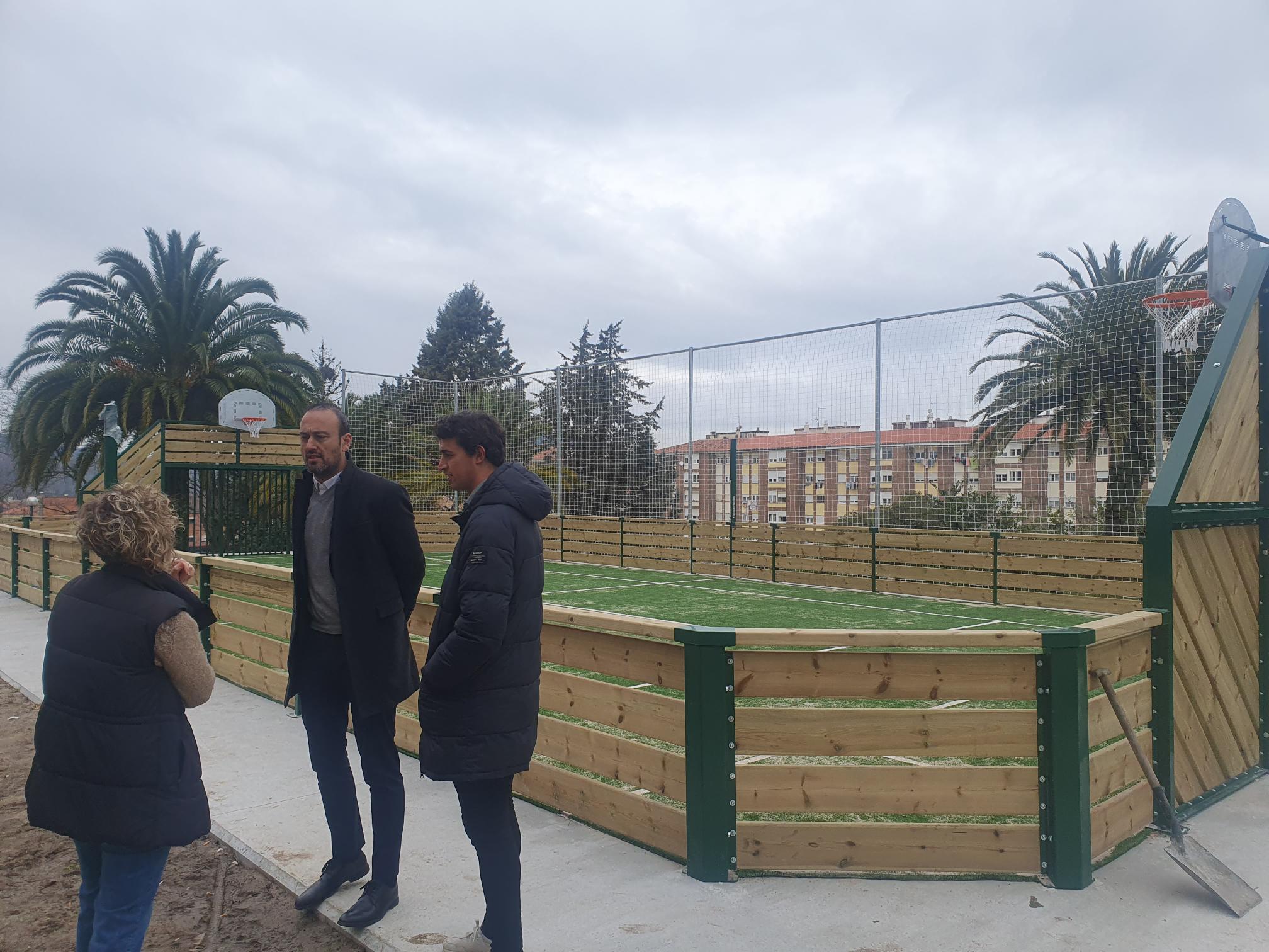 Torrelavega amplía sus instalaciones deportivas con una pista multideporte en la Plaza de las Autonomías