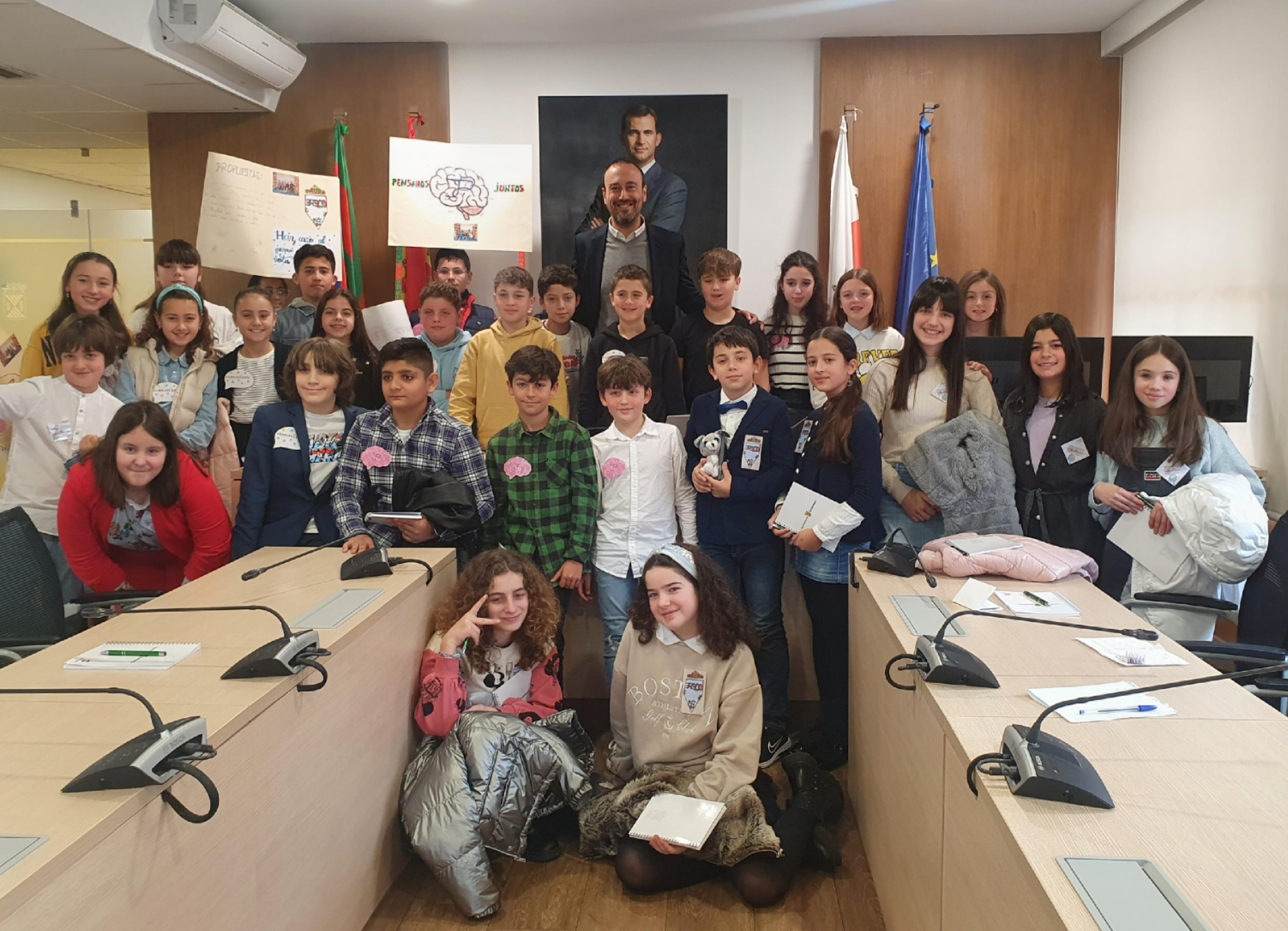 López Estrada participa en un Pleno infantil con los escolares de 6º de Primaria del colegio José Luis Hidalgo