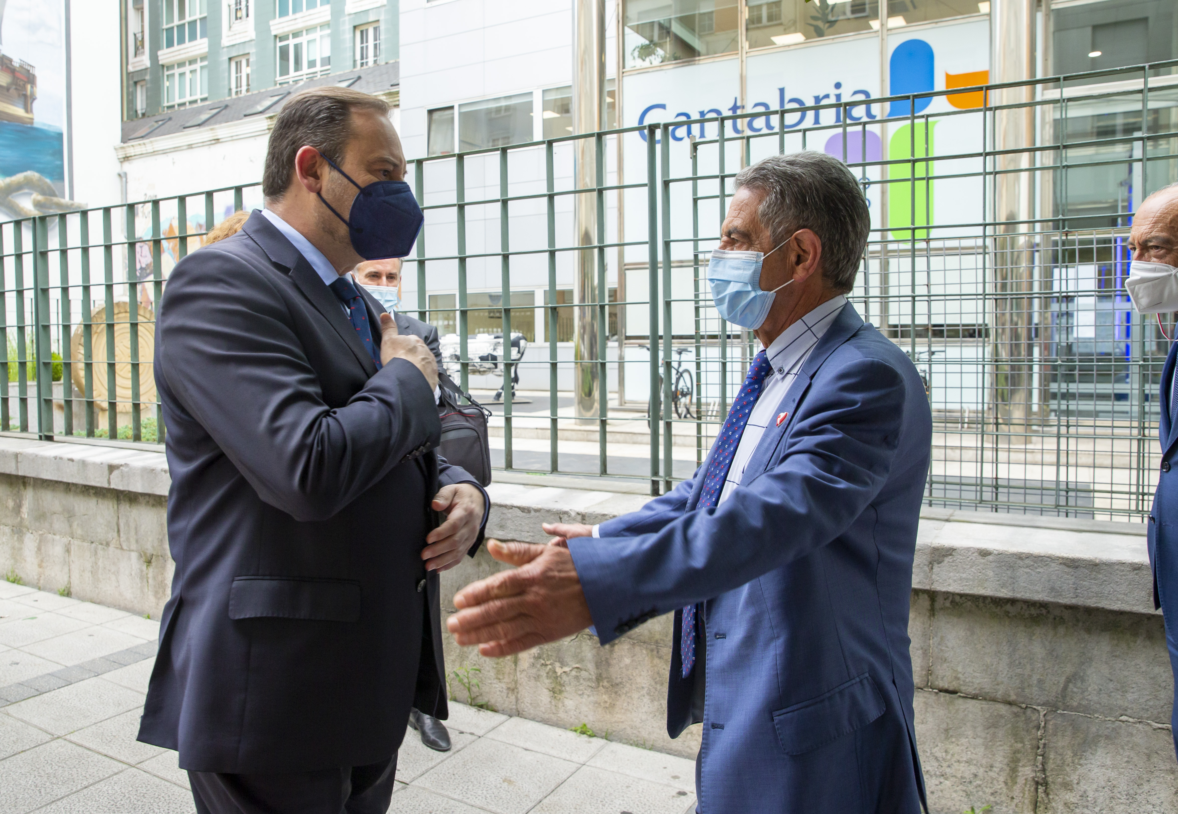 El presidente de Cantabria, Miguel Ángel Revilla, con el ministro de Transportes, José Luis Ábalos. (Foto: Lara Revilla)