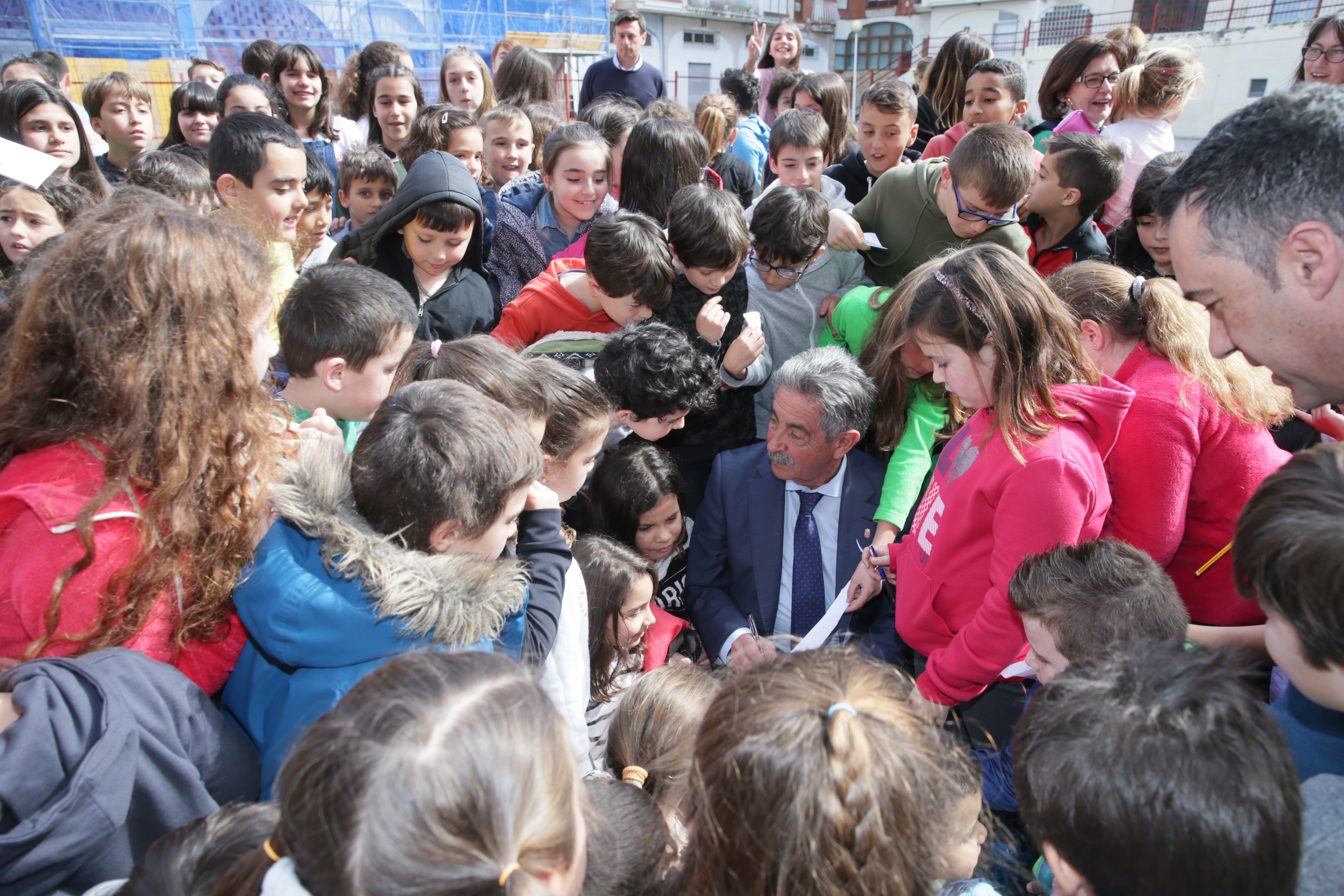 Revilla junto a los escolares del Colegio San Martín de Campijo (Foto: Nacho Romero)