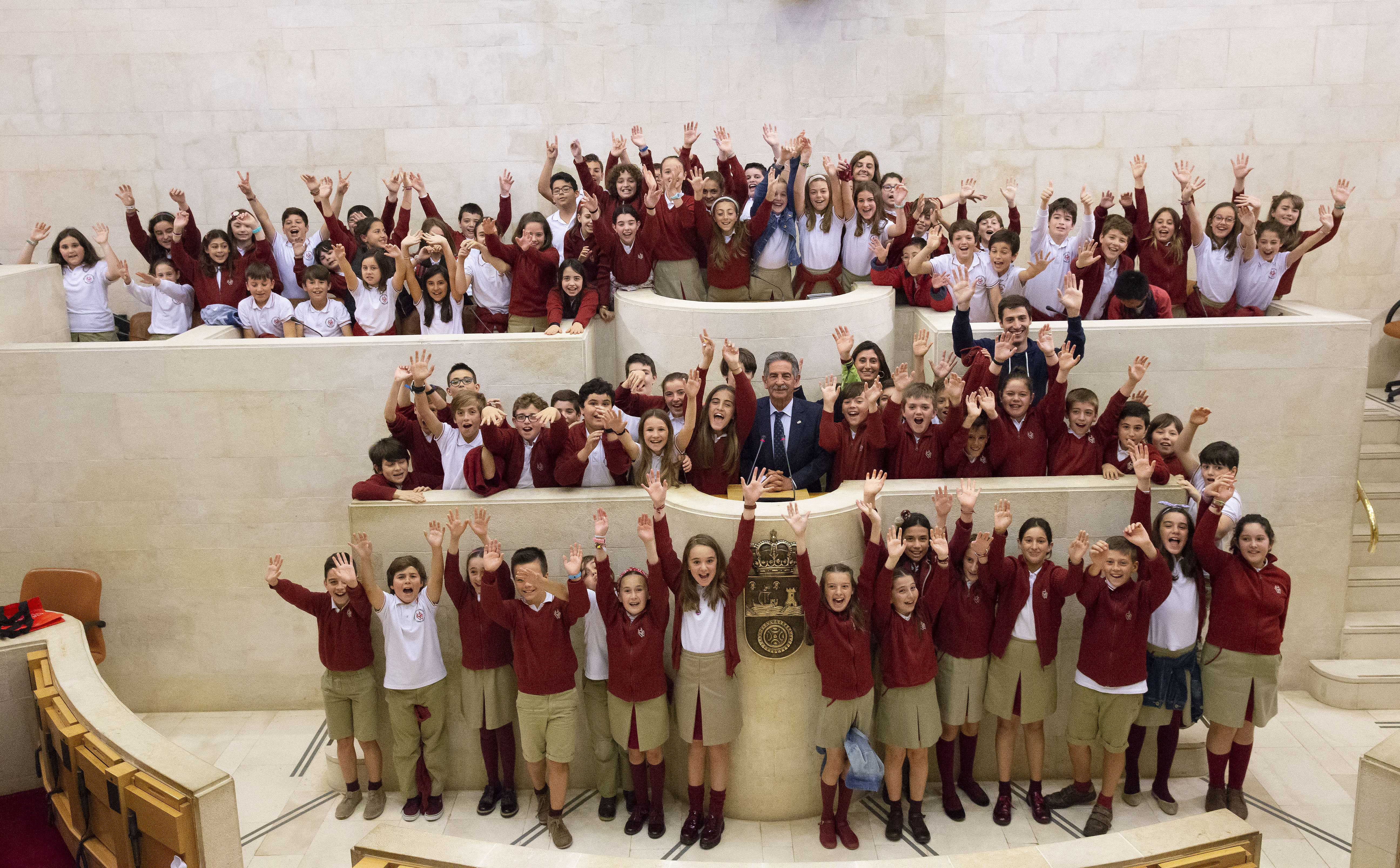 El Presidente de Cantabria junto a los alumnos del Colegio La Paz. (Foto: Lara Revilla. Gabinete de Prensa. Gobierno de Cantabria)
