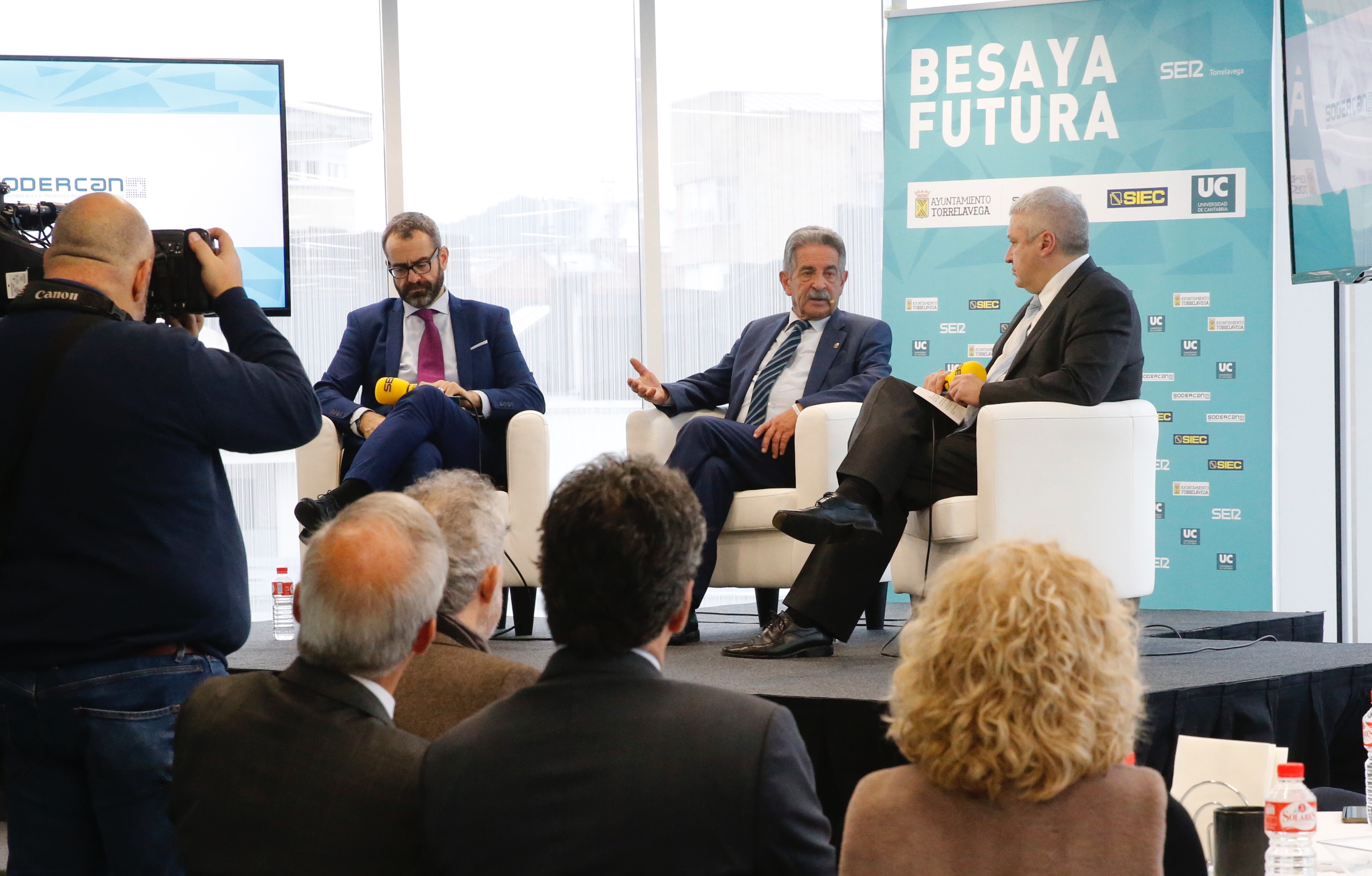 Miguel Ángel Revilla durante su intervención en el foro 'Besaya Futura' de la Cadena Ser. (Foto: Lara Revilla)