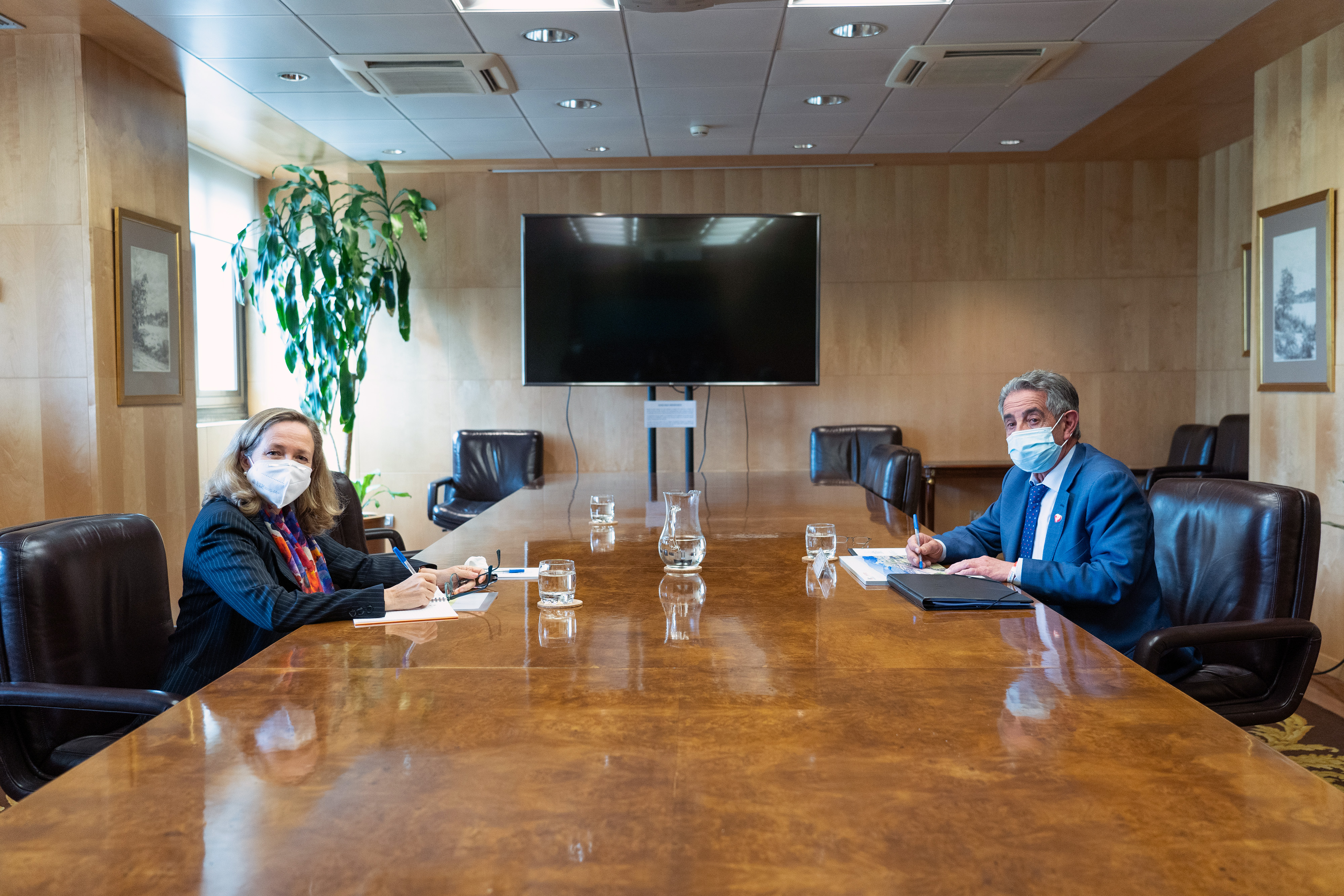 Miguel Ángel Revilla y Nadia Calviño durante su encuentro en el Ministerio. (Foto Ministerio de Asuntos Económicos). 
