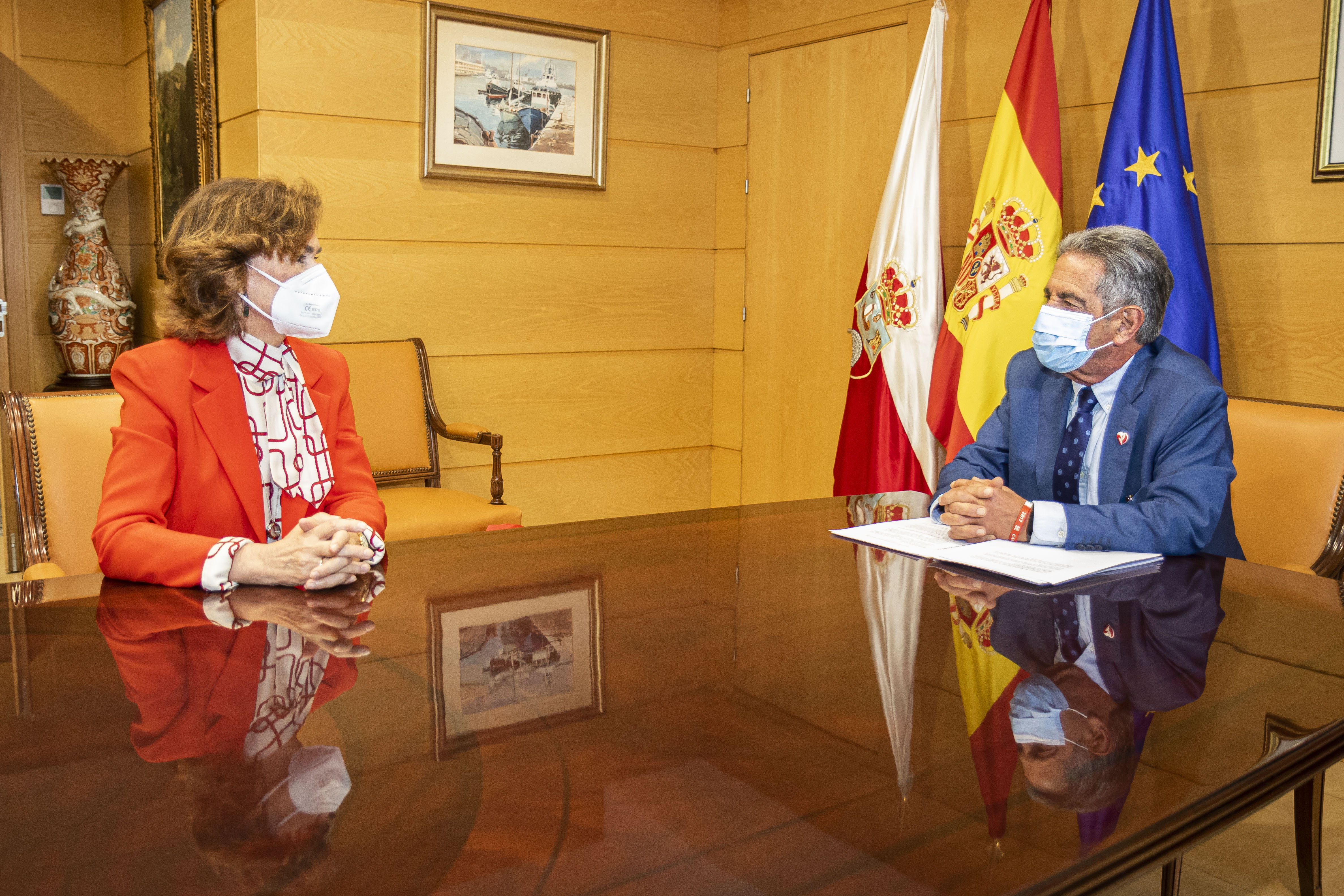Miguel Ángel Revilla y Carmen Calvo durante su encuentro en el Gobierno de Cantabria. (Foto: Silvia Bouzo)