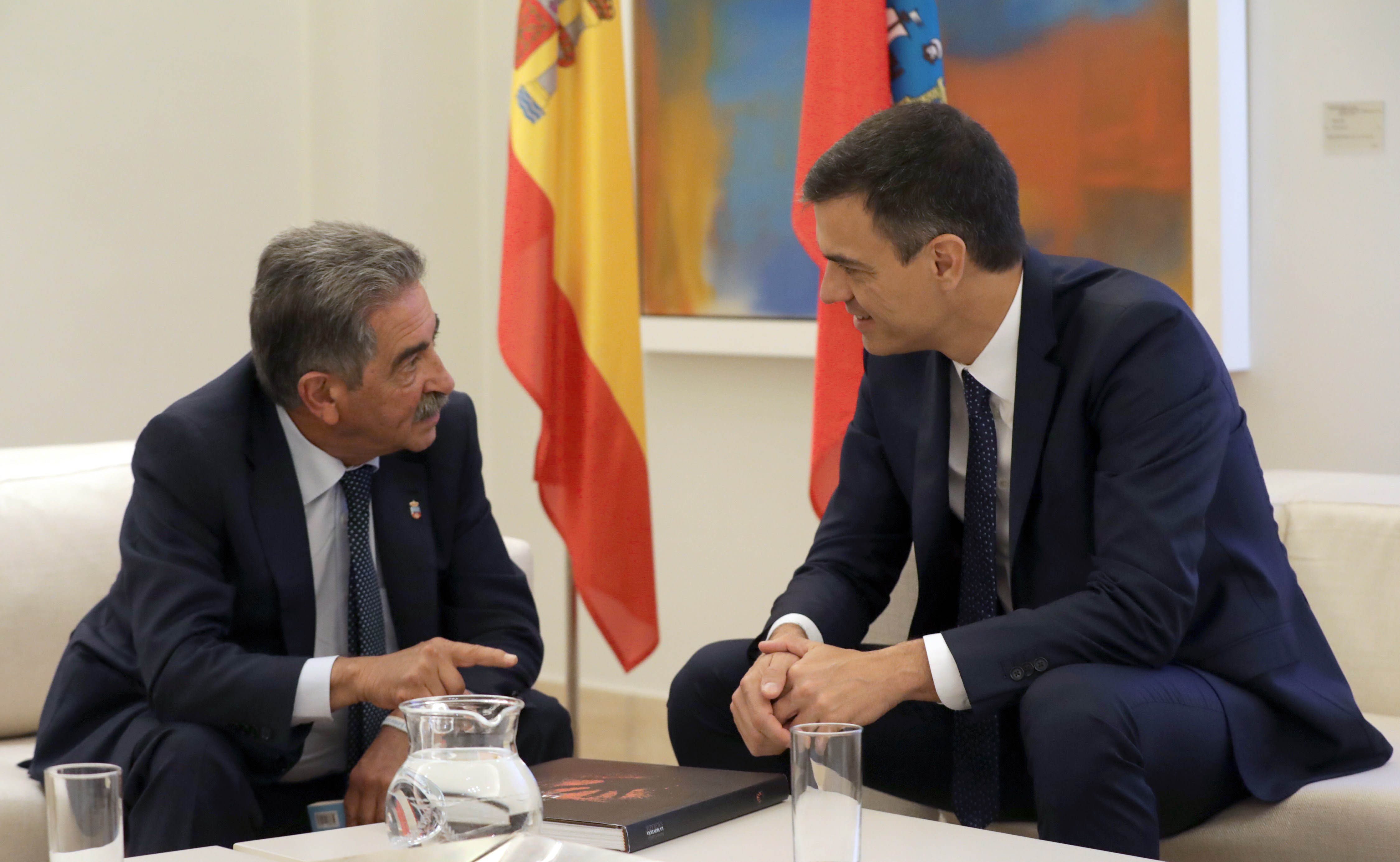 El presidente de Cantabria y secretario general del PRC, Miguel Ángel Revilla, durante el encuentro en Moncloa con el presidente Pedro Sánchez. (Foto de la Agencia Efe).