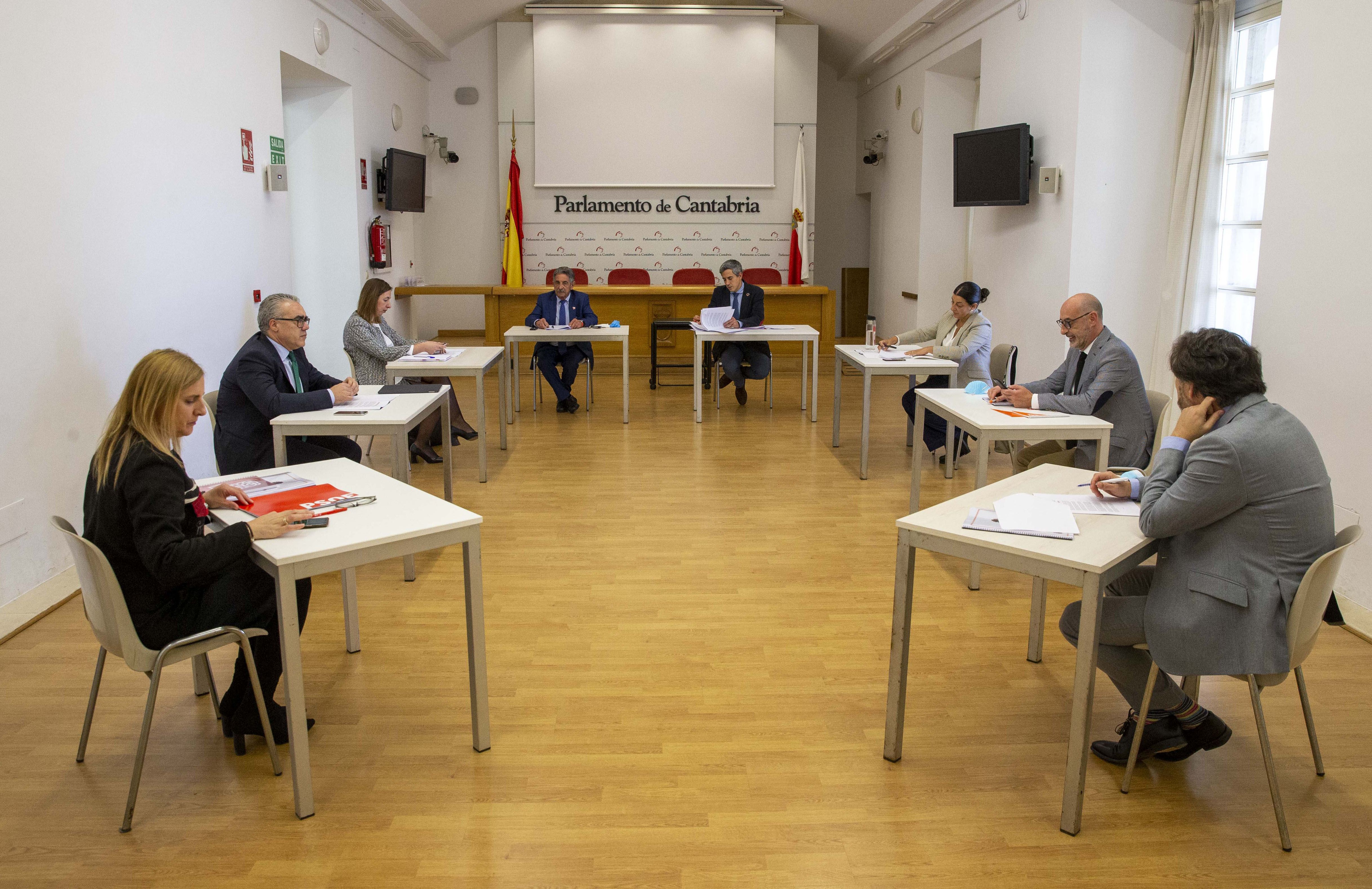El presidente de Cantabria, Miguel Ángel Revilla, preside la reunión mantenida hoy en el Parlamento de Cantabria. (Foto: Miguel López)