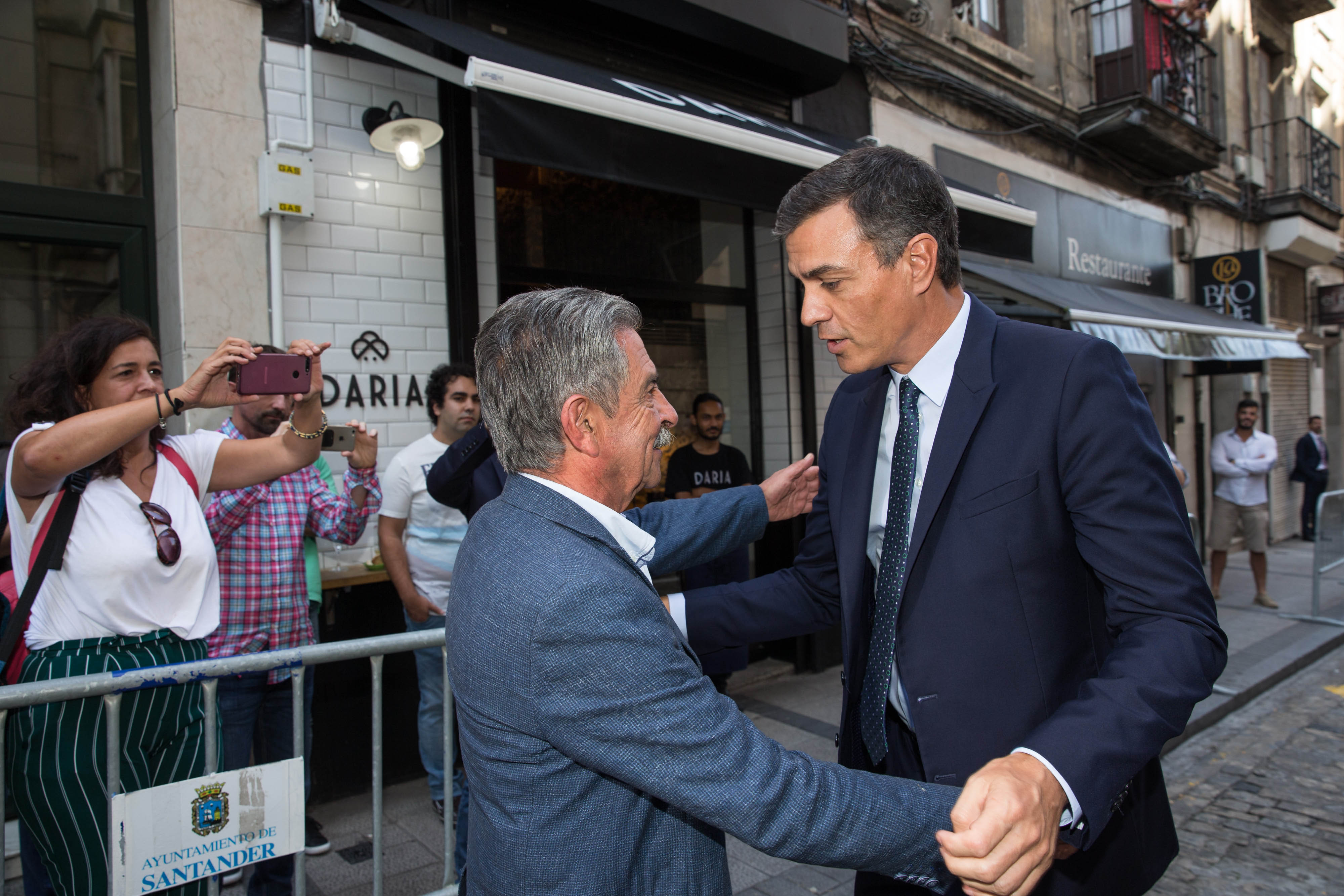 Revilla recibe a Pedro Sánchez. (Foto: Raúl Lucio. Gabinete de Prensa, Gobierno de Cantabria).