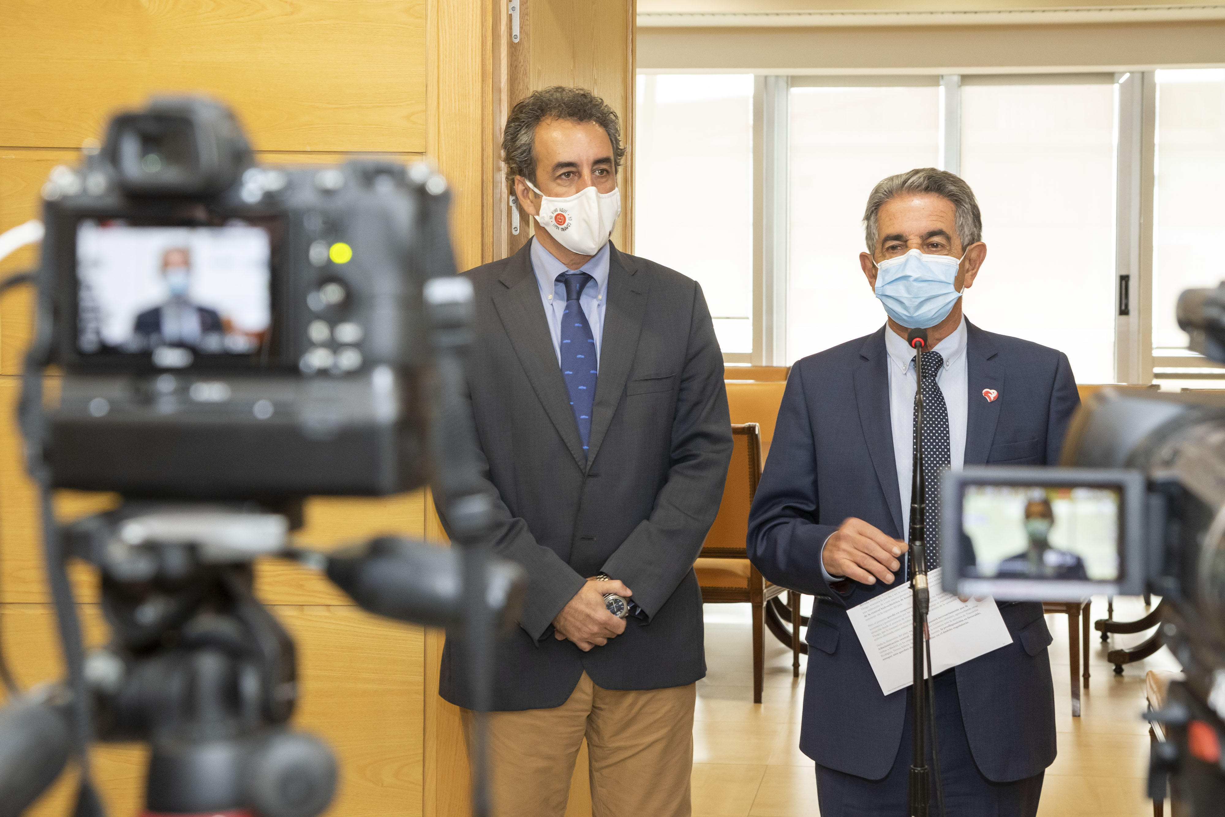 Francisco Martín y Miguel Ángel Revilla valoran ante los medios el prpyecto de ampliación de la central de Aguayo. (Foto: José Cavia).
