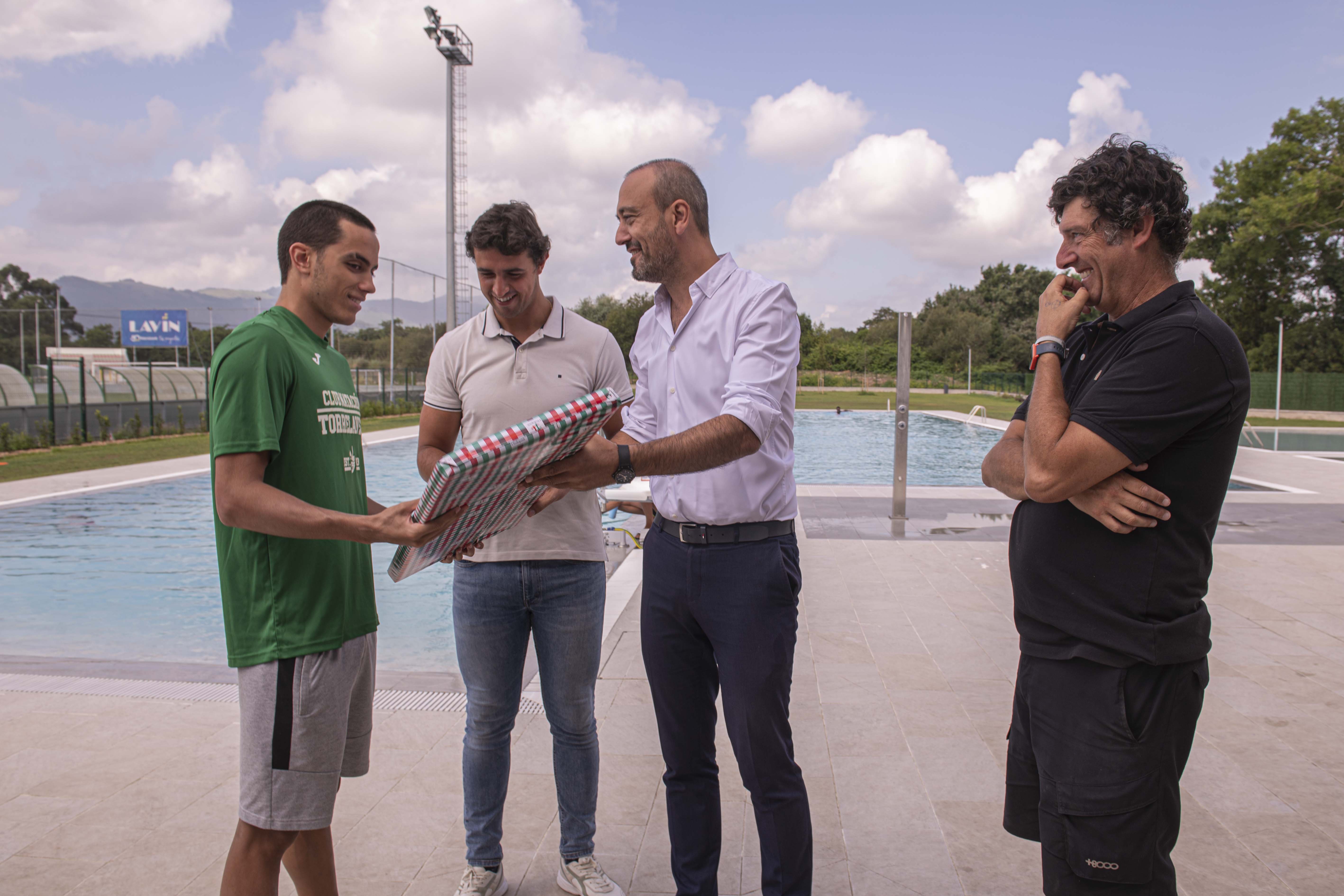 López Estrada recibe al nadador Teo del Riego tras su “magnífico resultado” en el Campeonato de Europa  