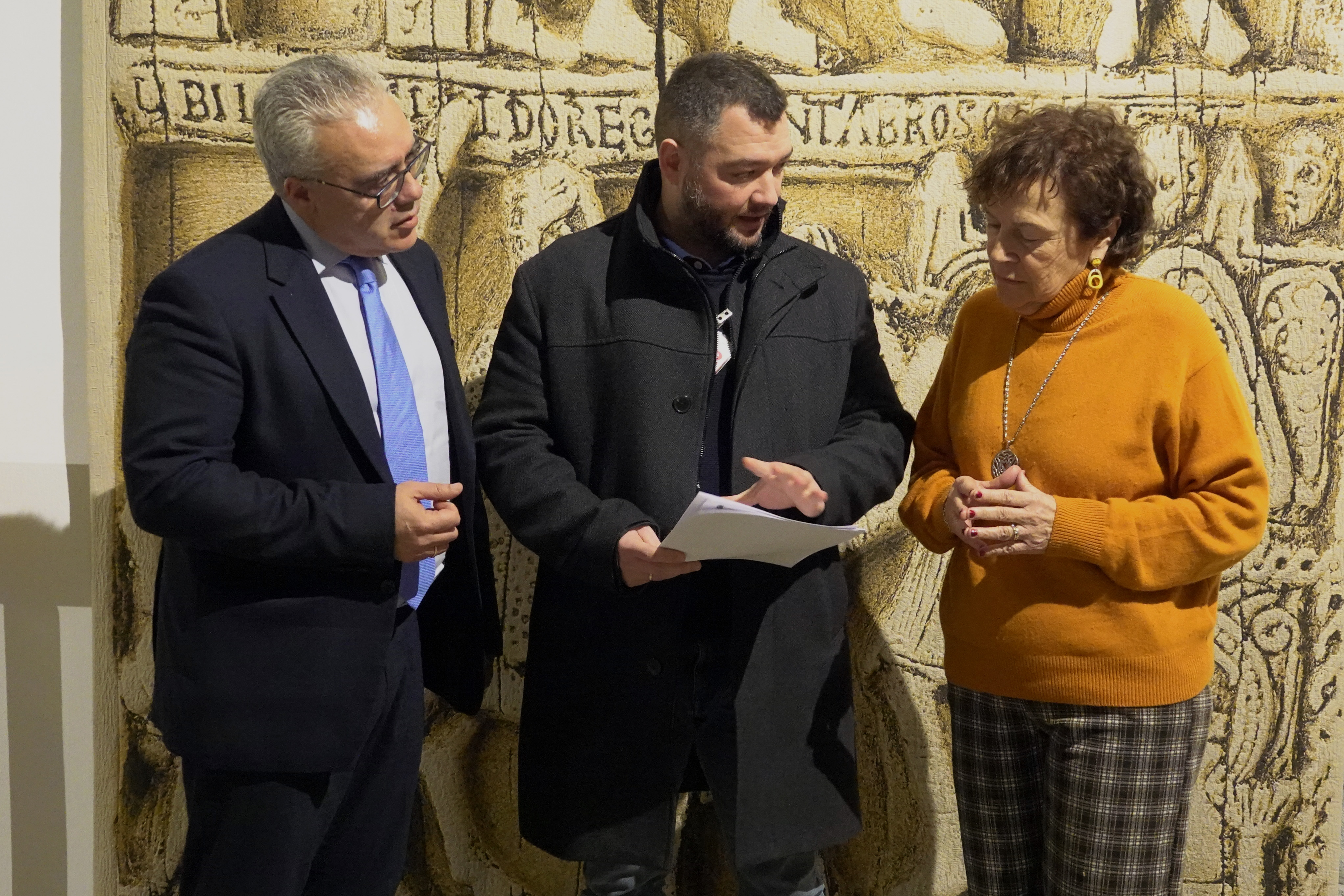 El concejal del PRC en Santoña con los diputados Teresa Noceda y Pedro Hernando.