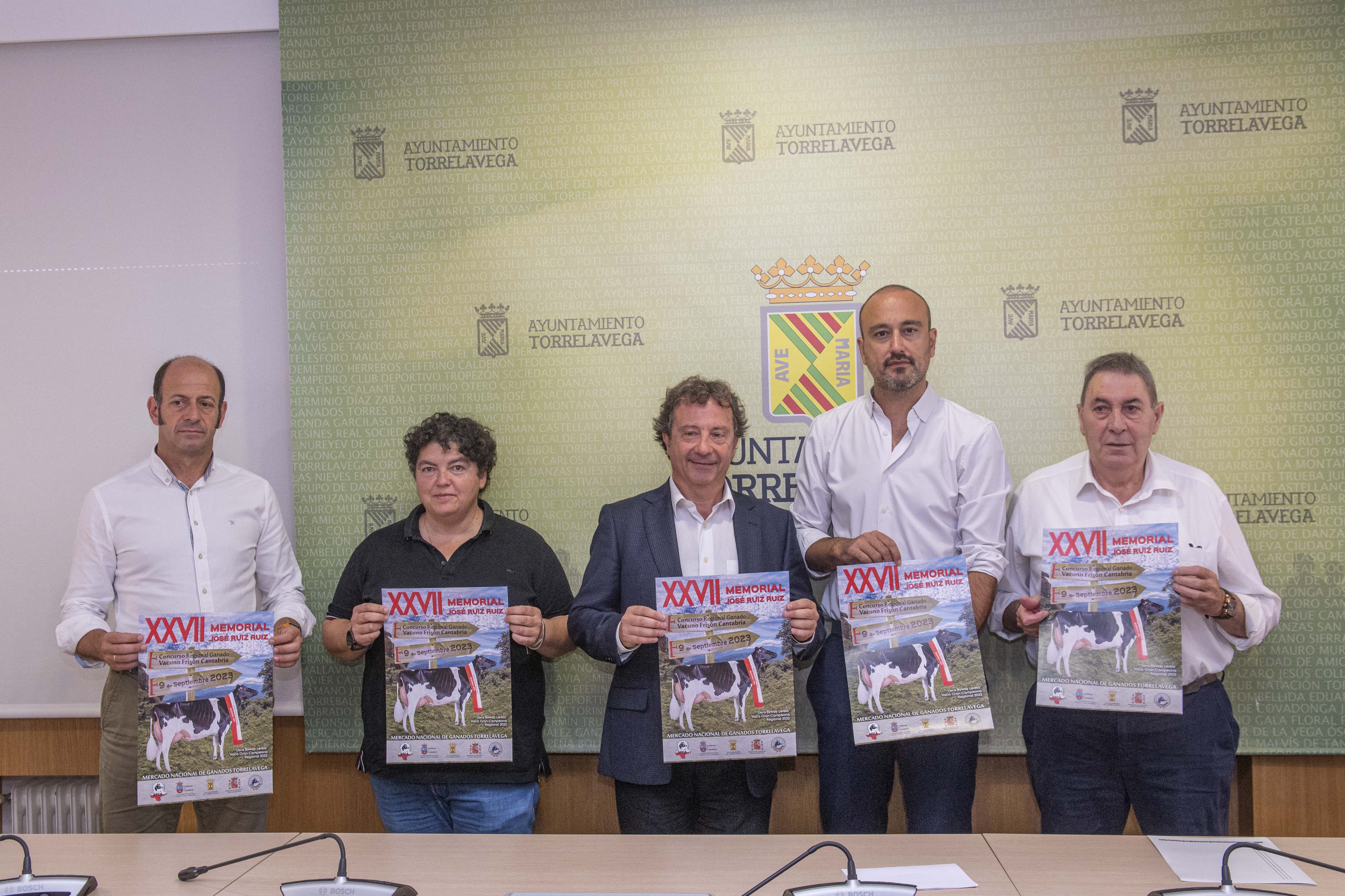 López Estrada presenta el Concurso de Ganado Frisón- XXVII Memorial José Ruiz Ruiz que se celebra este sábado en el Mercado Nacional de Ganados 
