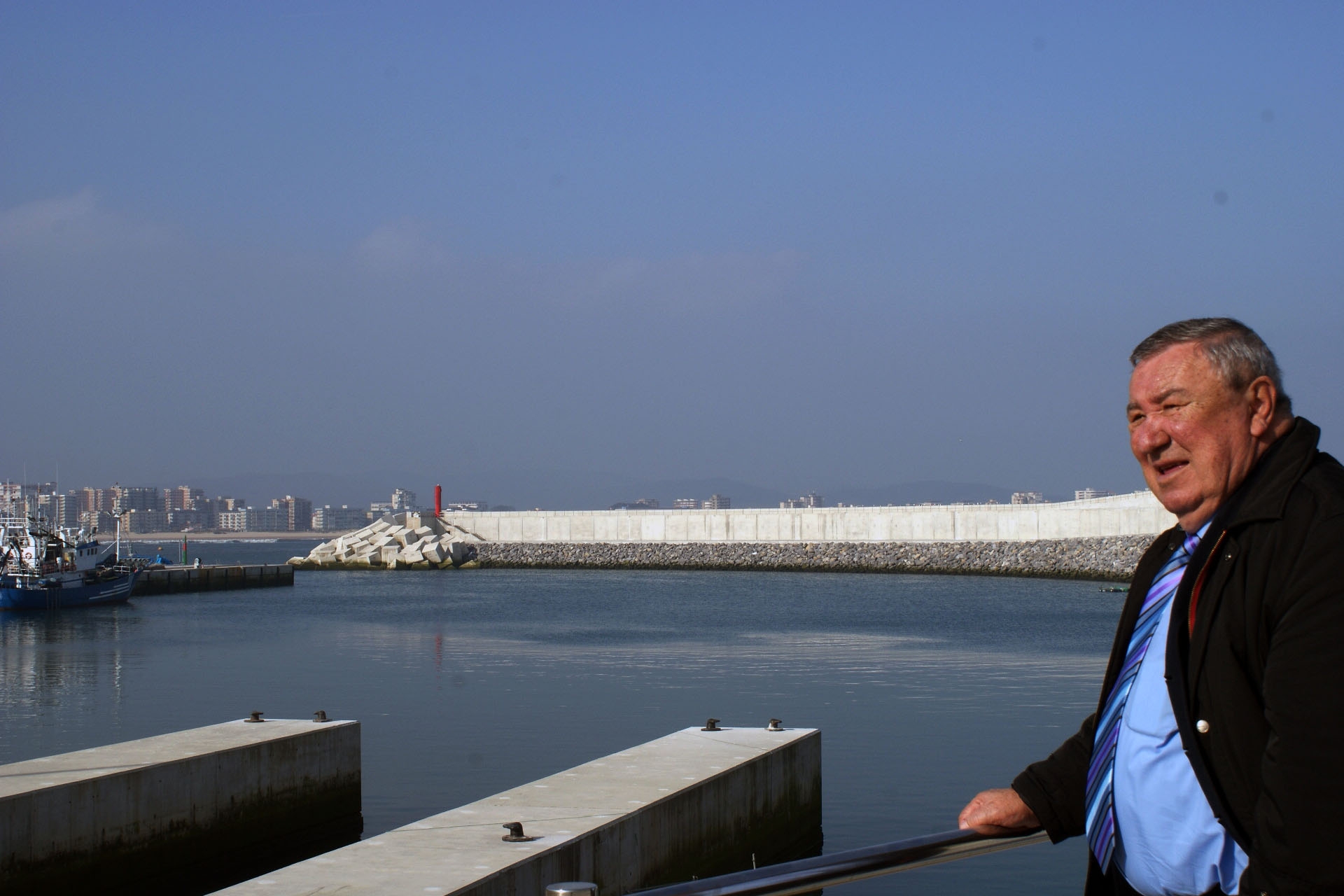 Santos Fernández Revolvo durante una visita a las obras del Puerto Pesquero y Deportivo de Laredo.