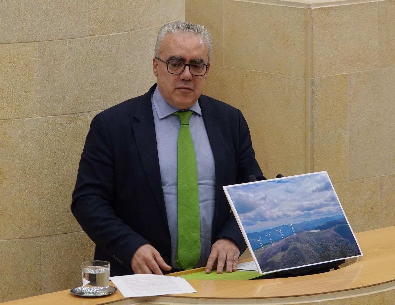 El portavoz del PRC, Pedro Hernando, mostró en el Pleno del Parlamento una simulación del impacto del parque eólico Piruquito