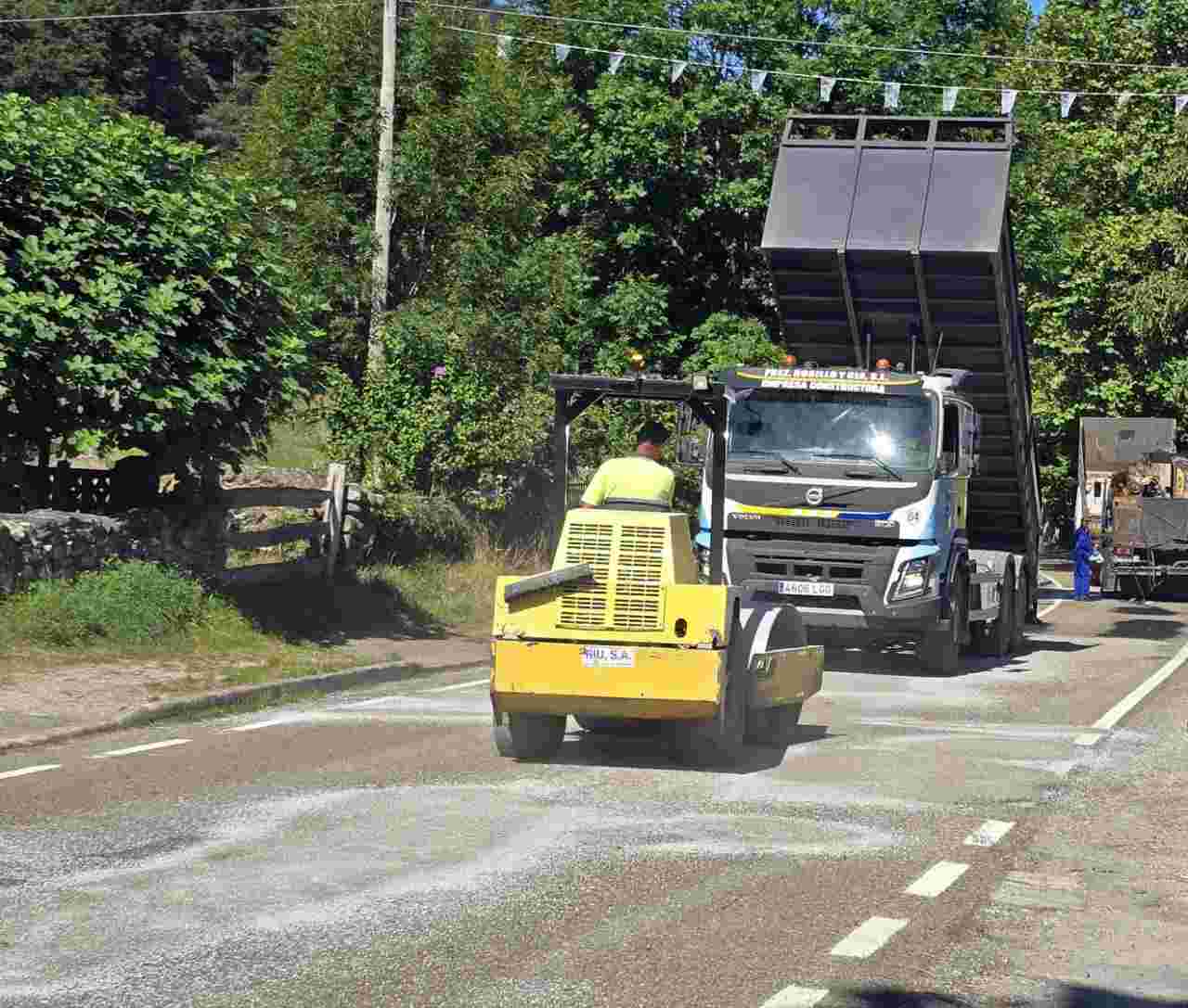 Vista de las obras en marcha en la carretera de Entrambasmestas