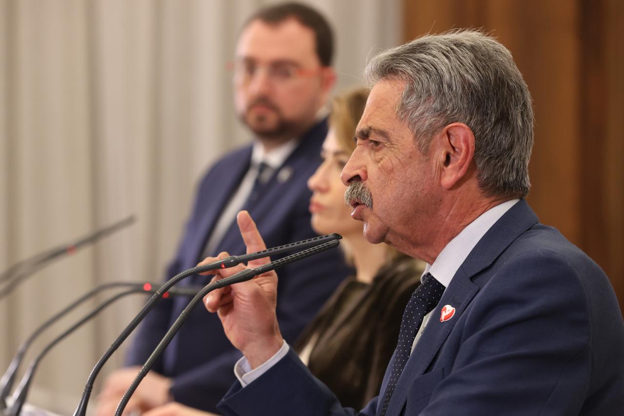 Miguel Ángel Revilla junto a la entonces ministra de Transporte y el presidente de Asturias en febrero de 2023, cuando se acordó la gratuidad de los trenes de cercanías en Cantabria.