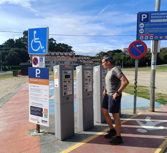 David Colina junto a los parquímetros instalados en las inmediaciones de la playa de La Arena