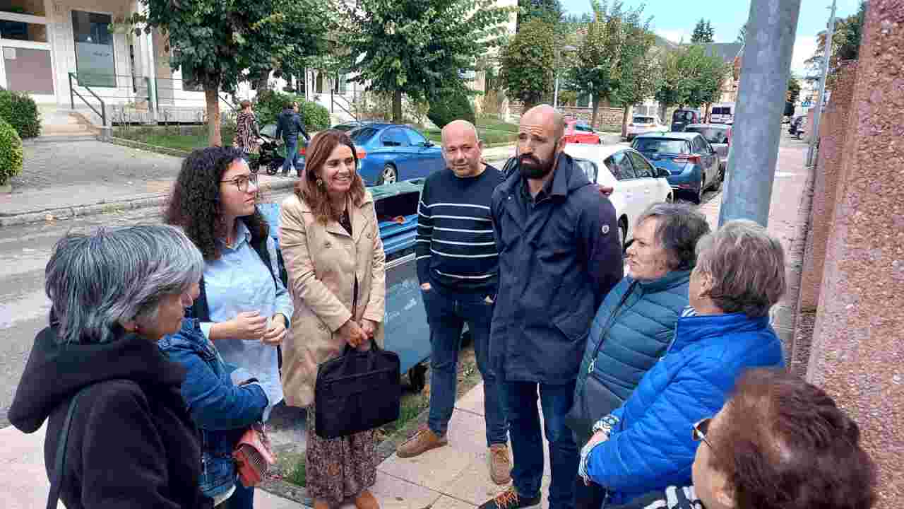 Paula Fernández y Daniel Santos con usuarios de la sanidad de Campoo ante el centro de salud cerrado en Reinosa
