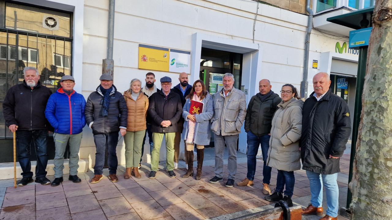 Representantes del PRC ante la oficina de la Seguridad Social de Reinosa
