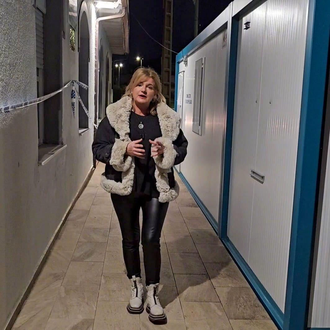 Susana Iglesias junto a los barracones donde reciben asistencia médica los vecinos de Boo de Piélagos
