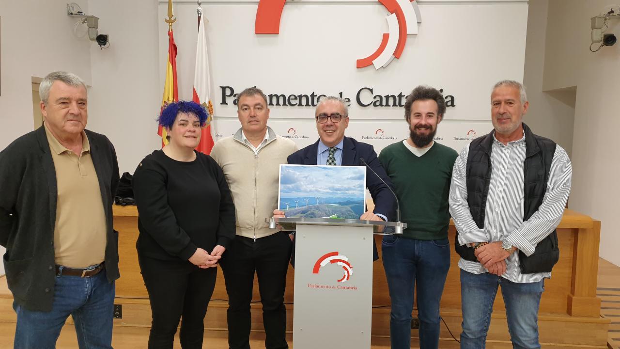 Pedro Hernando, en el centro, muestra una recreación del impacto de 'Piruquito' junto a alcaldes y representantes del PRC en la comarca oriental