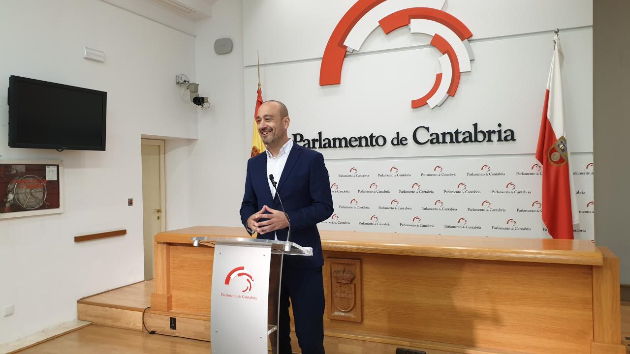 El diputado regionalista Javier López Estrada durante la rueda de prensa que ha ofrecido hoy.