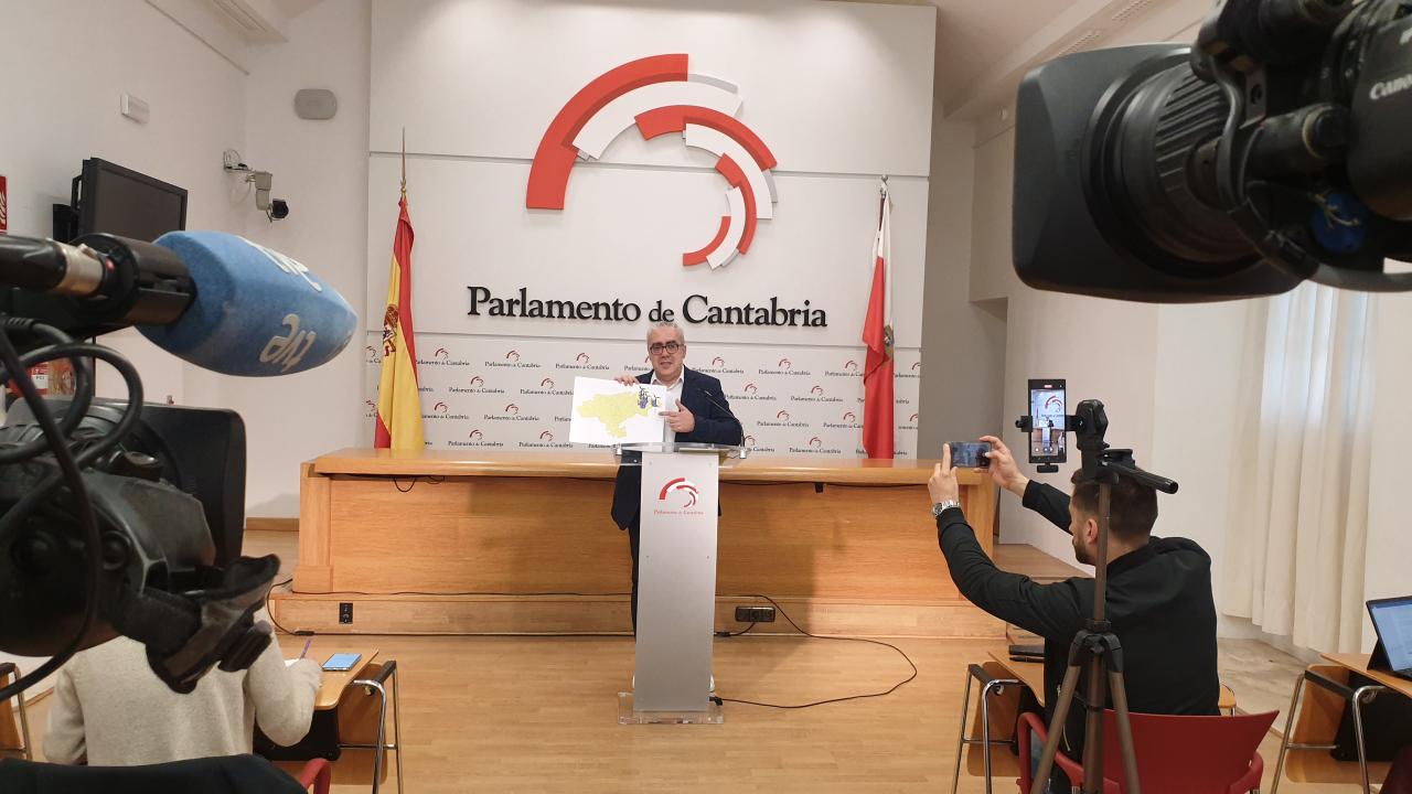 Pedro Hernando muestra un mapa con la incidencia sobre el territorio de los parques eólicos