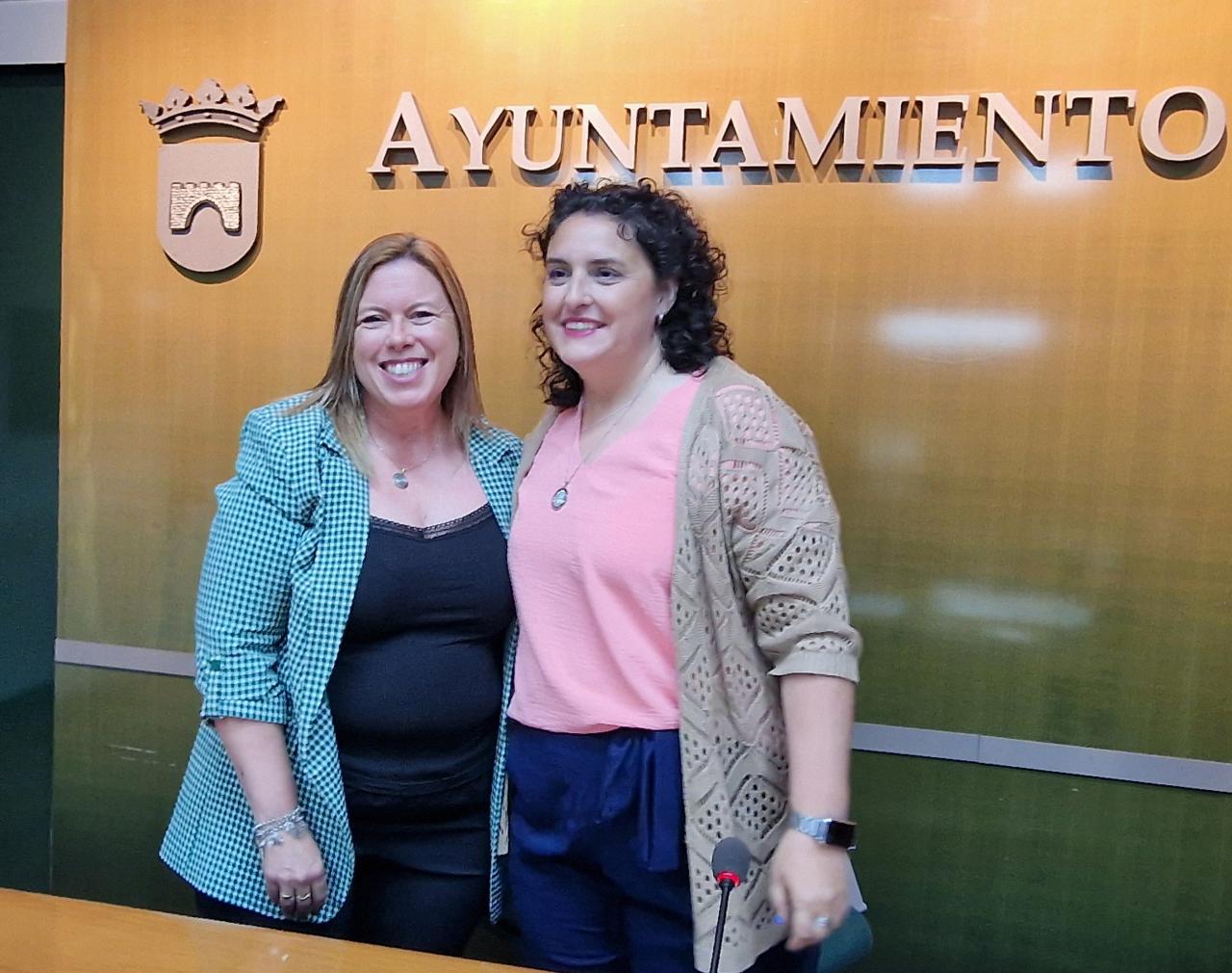 La concejala del PRC en Cartes, Emi Peón (a la izquierda), junto a la alcaldesa, Lorena Cueto.