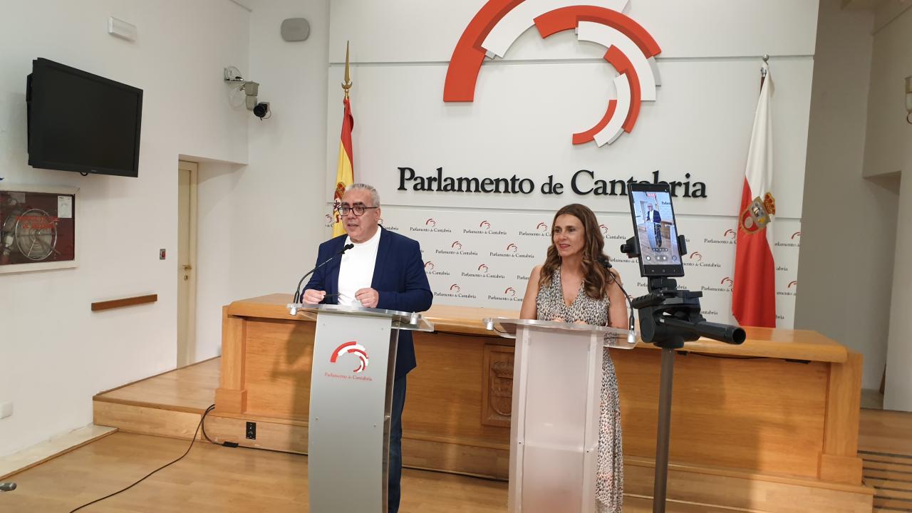 Paula Fernández y Pedro Hernando durante la rueda de prensa que hoy han ofrecido en el Parlamento