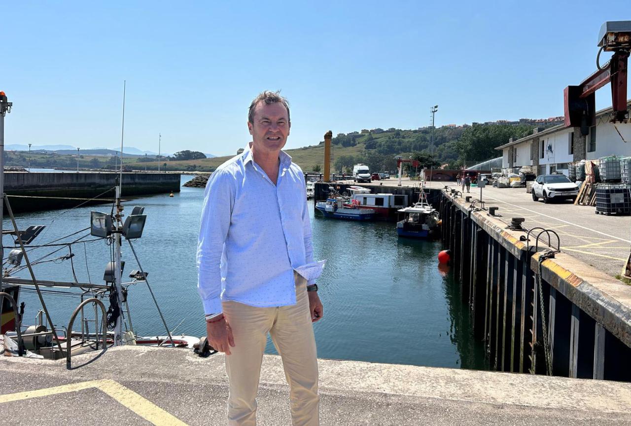 Guillermo Blanco en el puerto de Suances