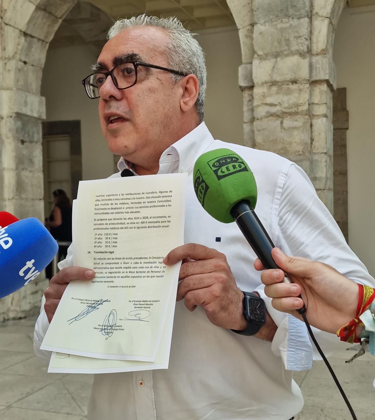 Pedro Hernando muestra el acuerdo entre el Gobierno de Cantabria y los médicos, que no condiciona las mejoras retributivas a que haya o no presupuestos