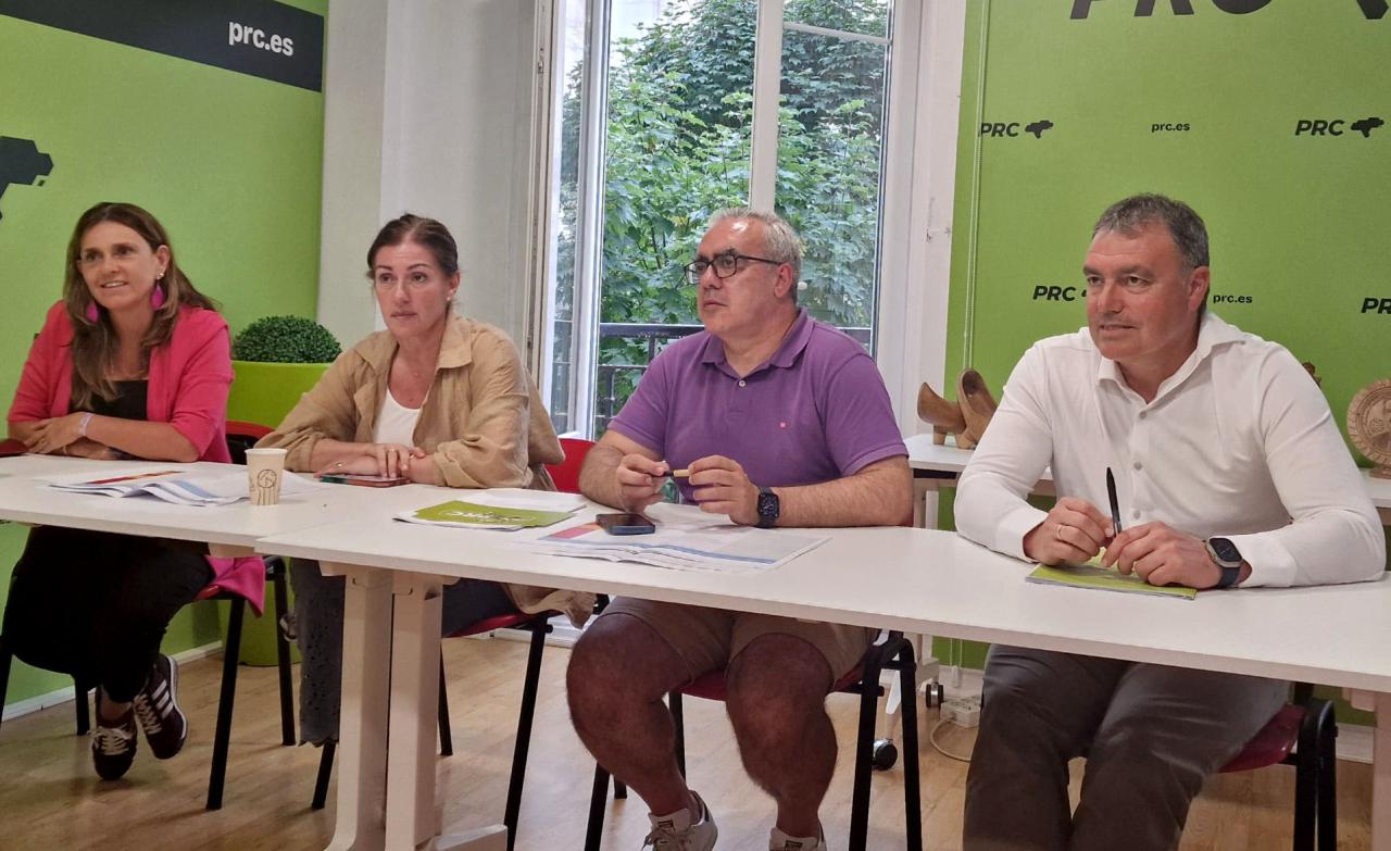 De izquierda a derecha, Paula Fernández, Rosa Díaz, Pedro Hernando y Jesús Ochoa en la reunión de ayer.