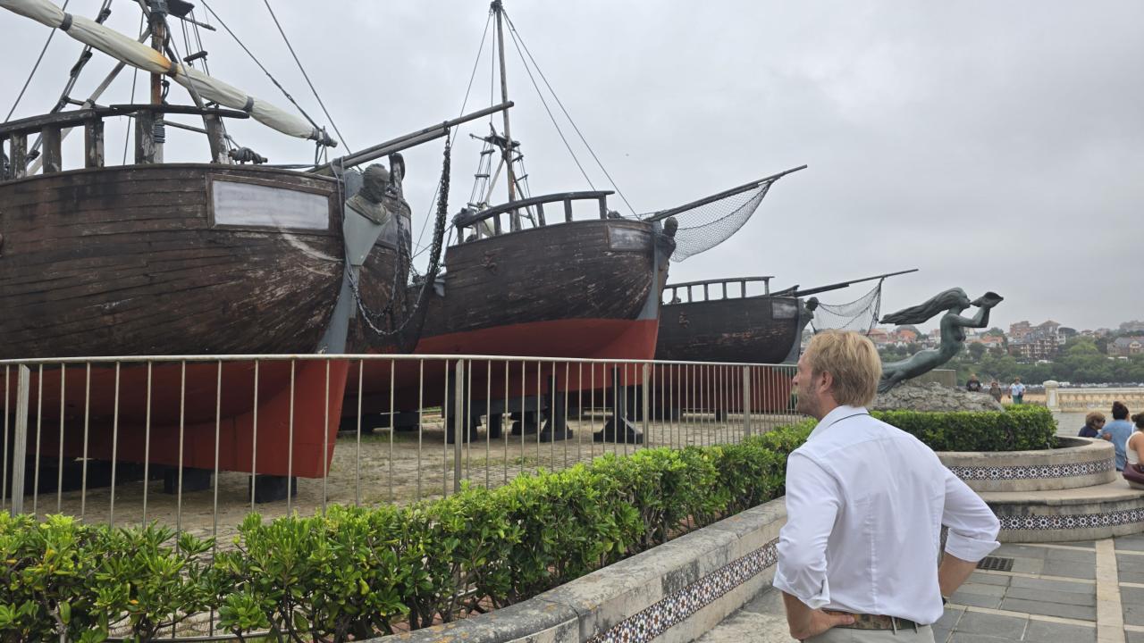 Imagen de archivo de Felipe Piña junto a los galeones