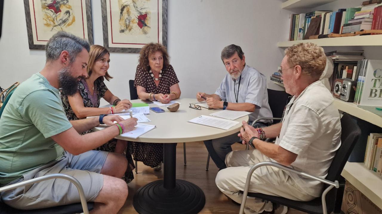 Fernández Viaña, junto al secretario de Juventudes Regionalistas y la diputada Teresa Noceda, con los representantes de las asociaciones que trabajan por el Sahara