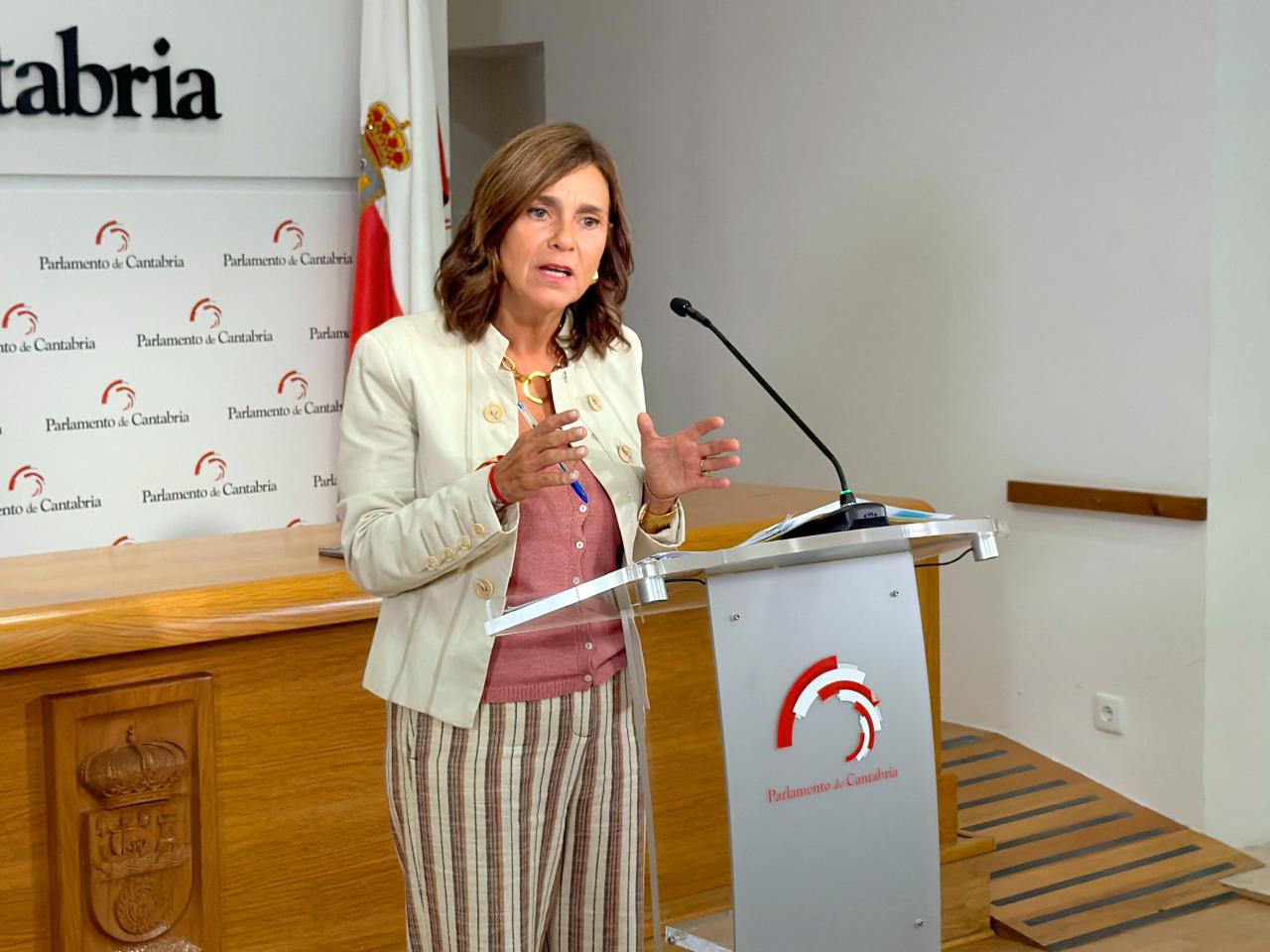 La candidata del PRC a la Presidencia de Cantabria, Paula Fernández Viaña, en el Parlamento.