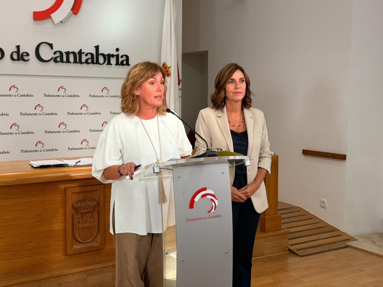 La diputada del PRC, Rosa Díaz, junto a la candidata regionalista Paula Fernández Viaña