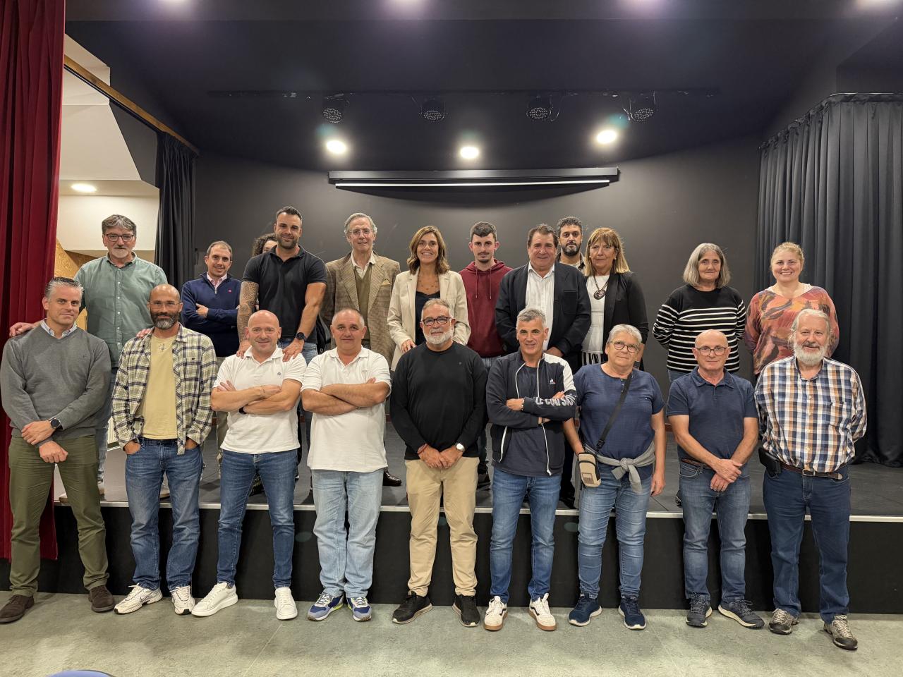 La candidata del PRC a la Presidencia de Cantabria, Paula Fernández Viaña, junto a los representantes de las juntas vecinales.