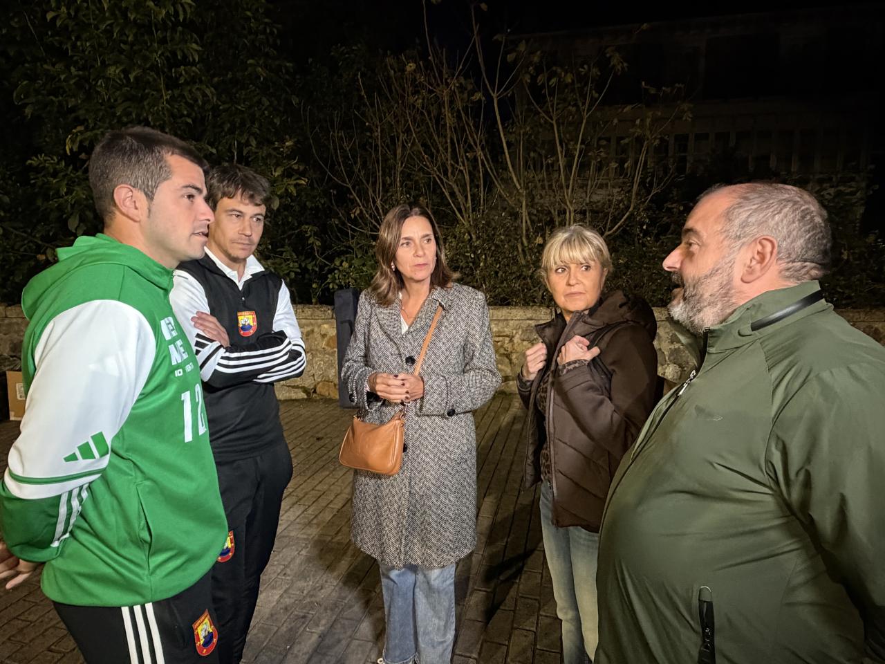La candidata del PRC a la Presidencia de Cantabria, Paula Fernández Viaña, con representantes del Ampuero y los concejales Ivonne Parra y Jesús Manuel Díez