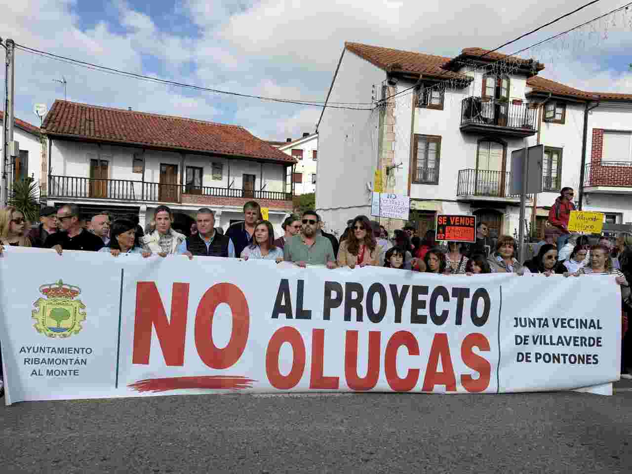 La candidata del PRC a la Presidencia de Cantabria, Paula Fernández Viaña, en la concentración contra el PSIR de Olucas Surf Center.