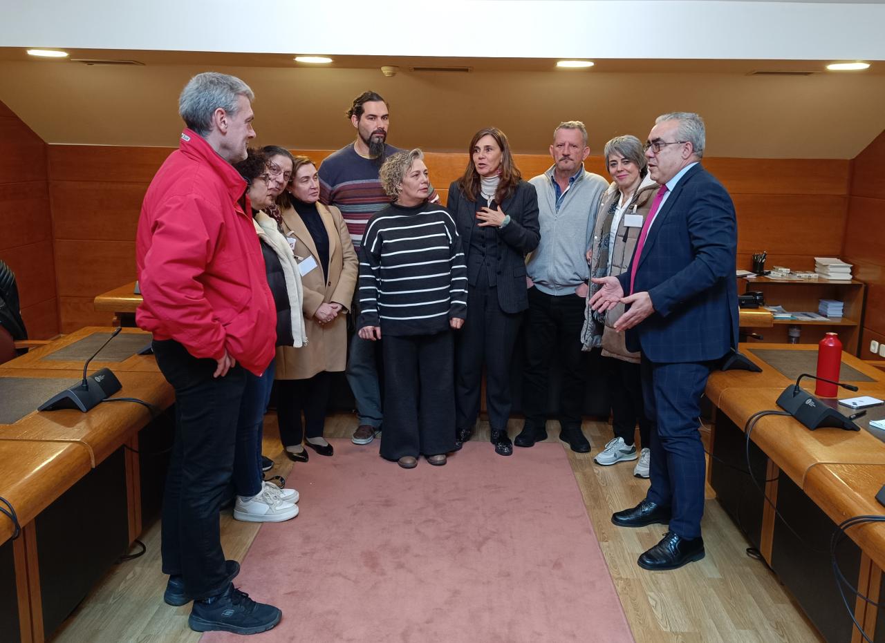 Paula Fernández y Pedro Hernando con trabajadores del servicio de limpieza de Valdecilla