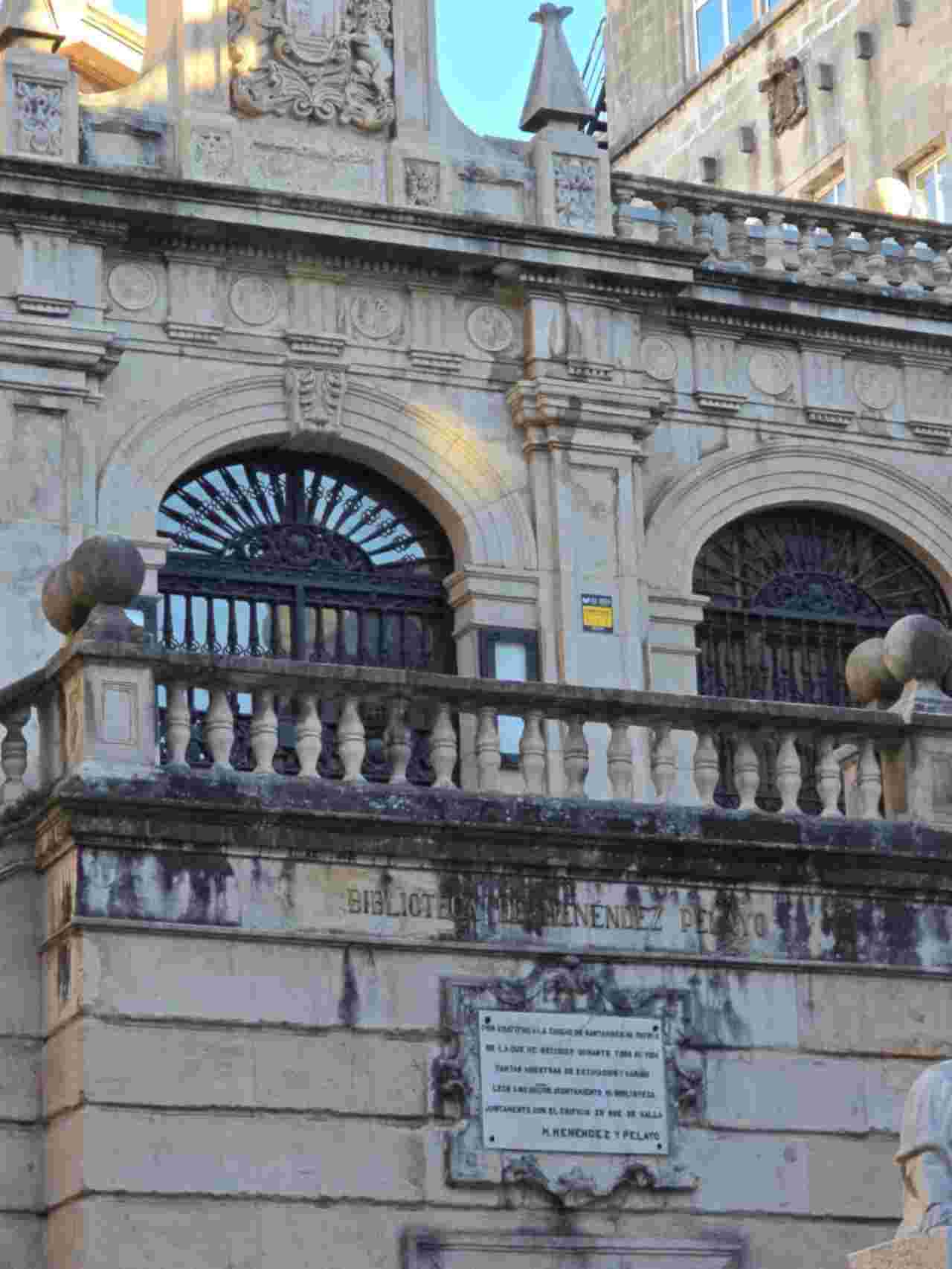 Fachada de la Biblioteca de Menéndez Pelayo