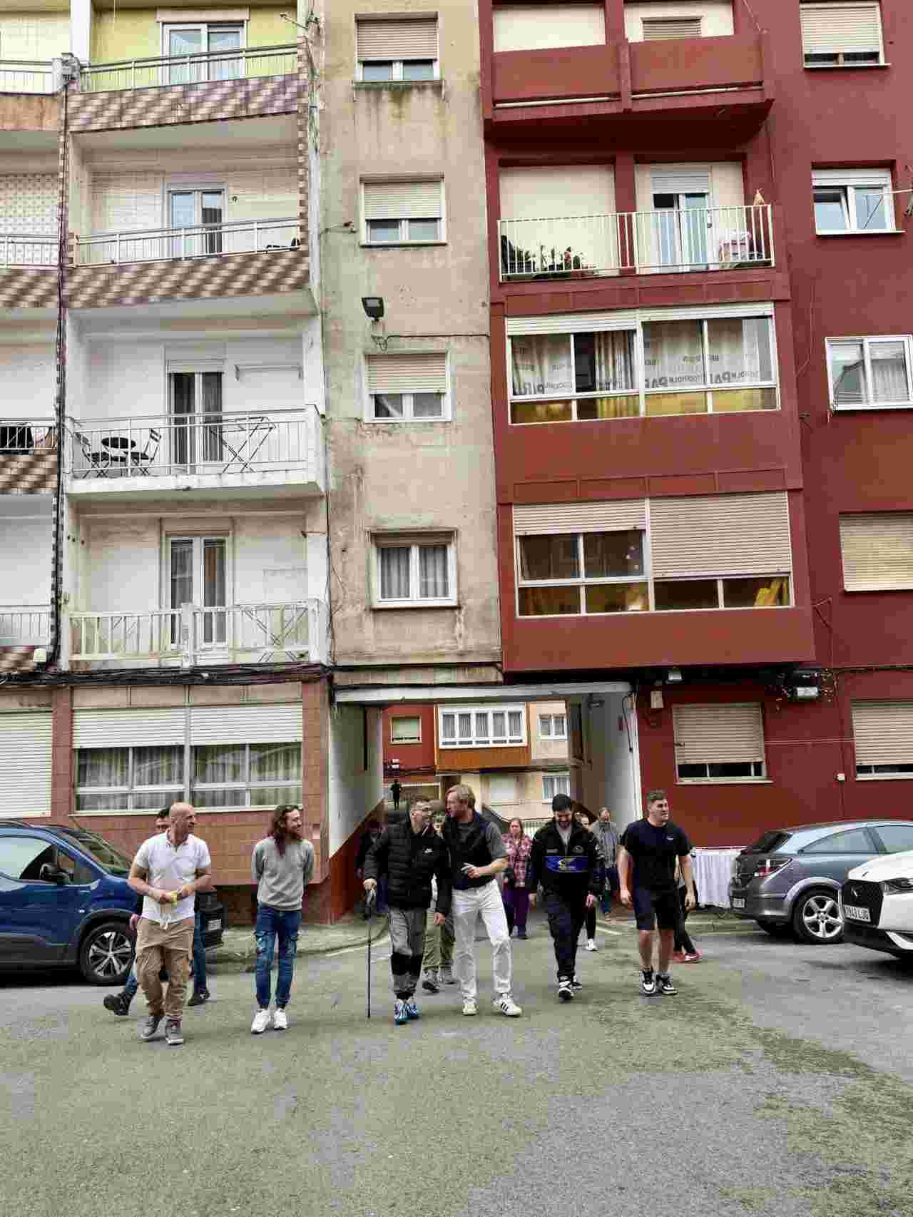 Felipe Piña juntos a los vecinos durante la visita