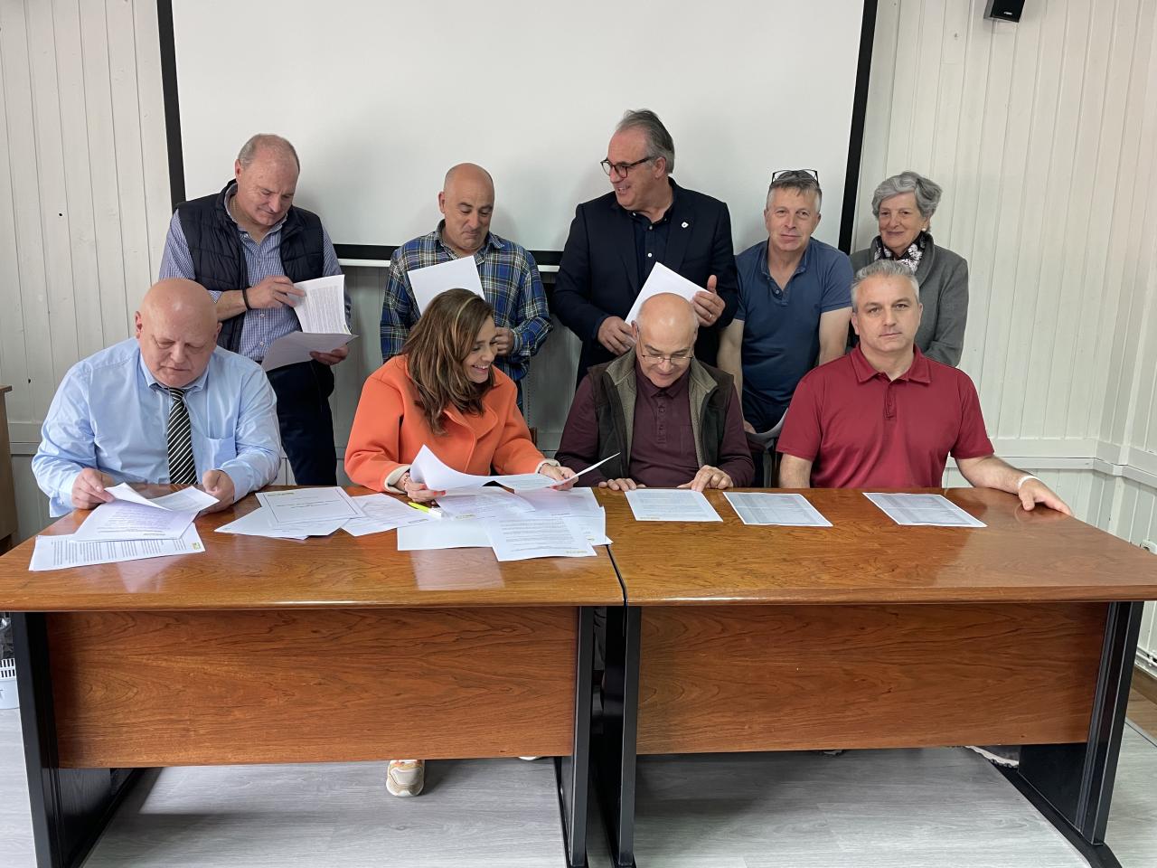 Miembros del Comité Comarcal del PRC en Liébana en una reunión con Paula Fernández