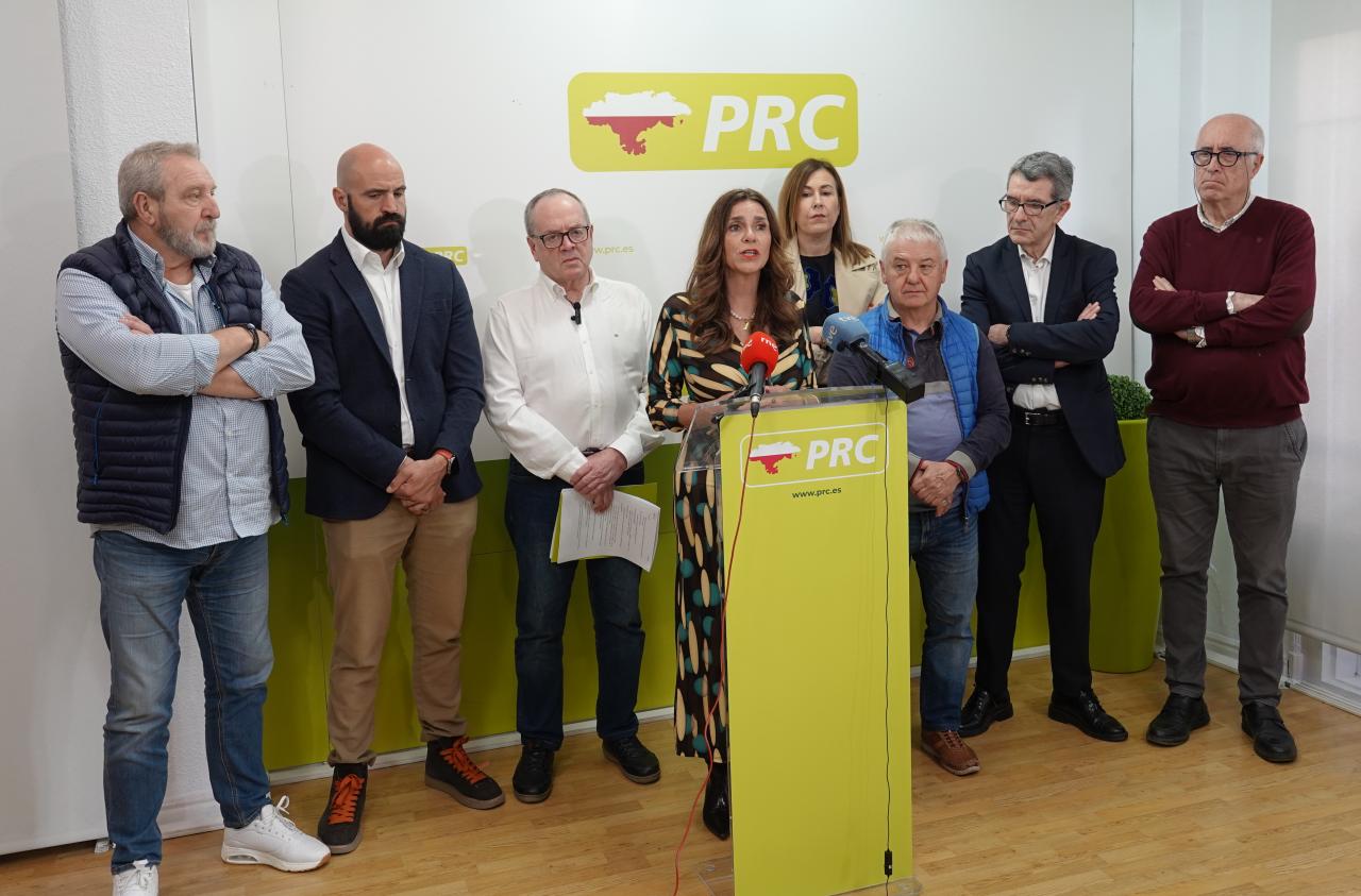 Paula Fernández junto a alcaldes y representantes municipales del PRC.