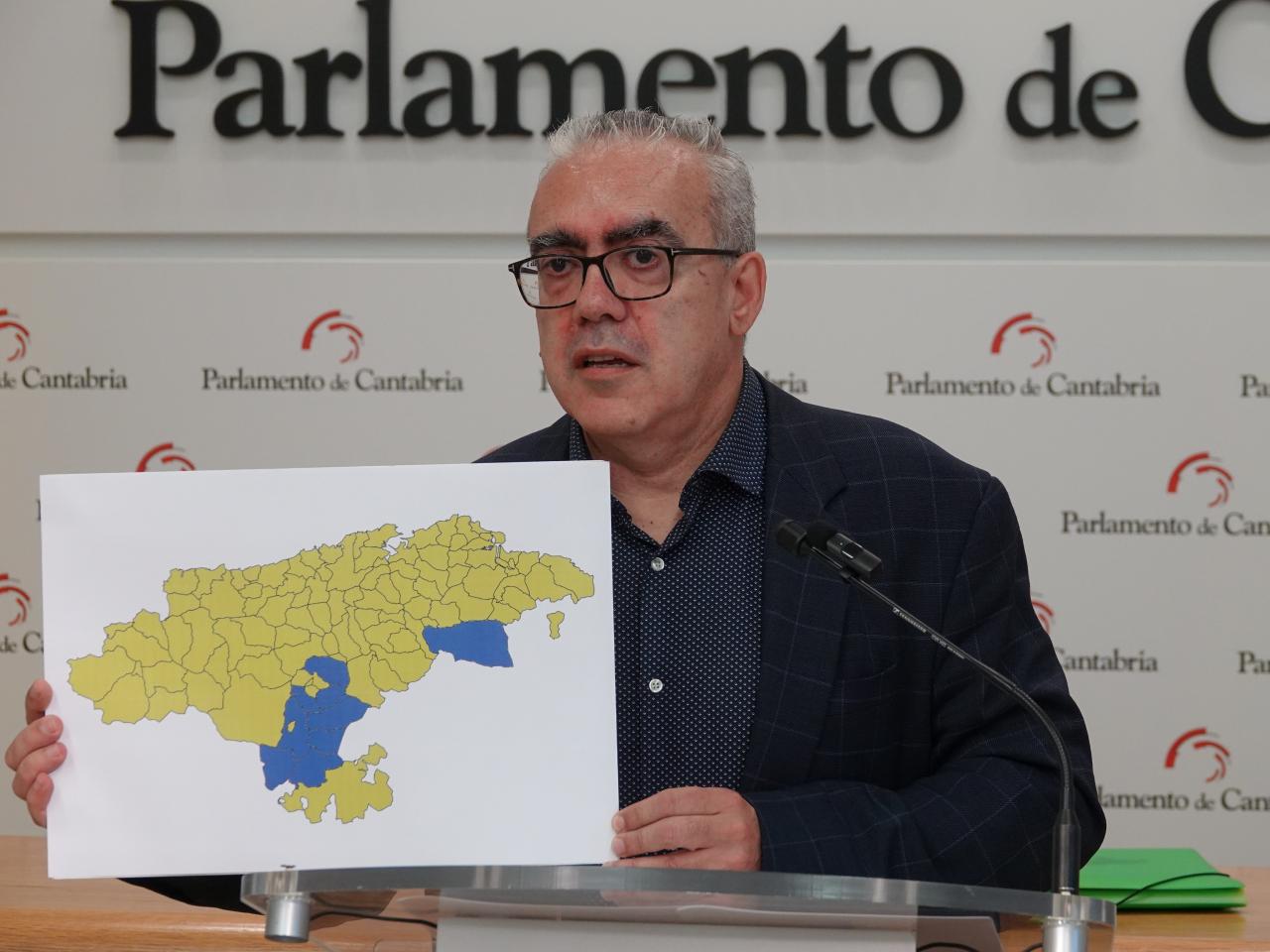 Pedro Hernando muestra el mapa de desarrollo eólico que el PRC propone incluir en el PROT